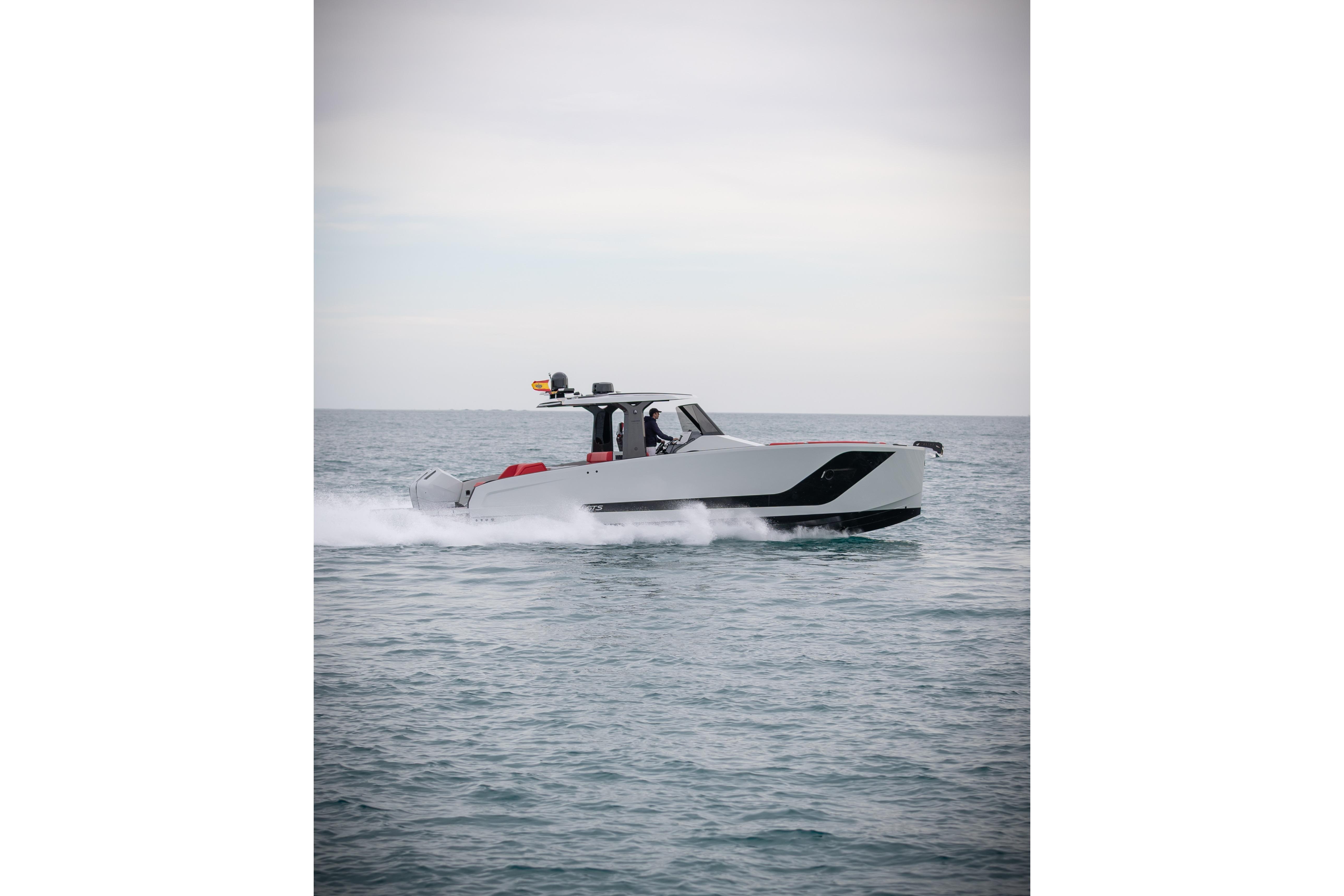 Tesoro 40 GTS 2026 cruising swiftly on the sea.