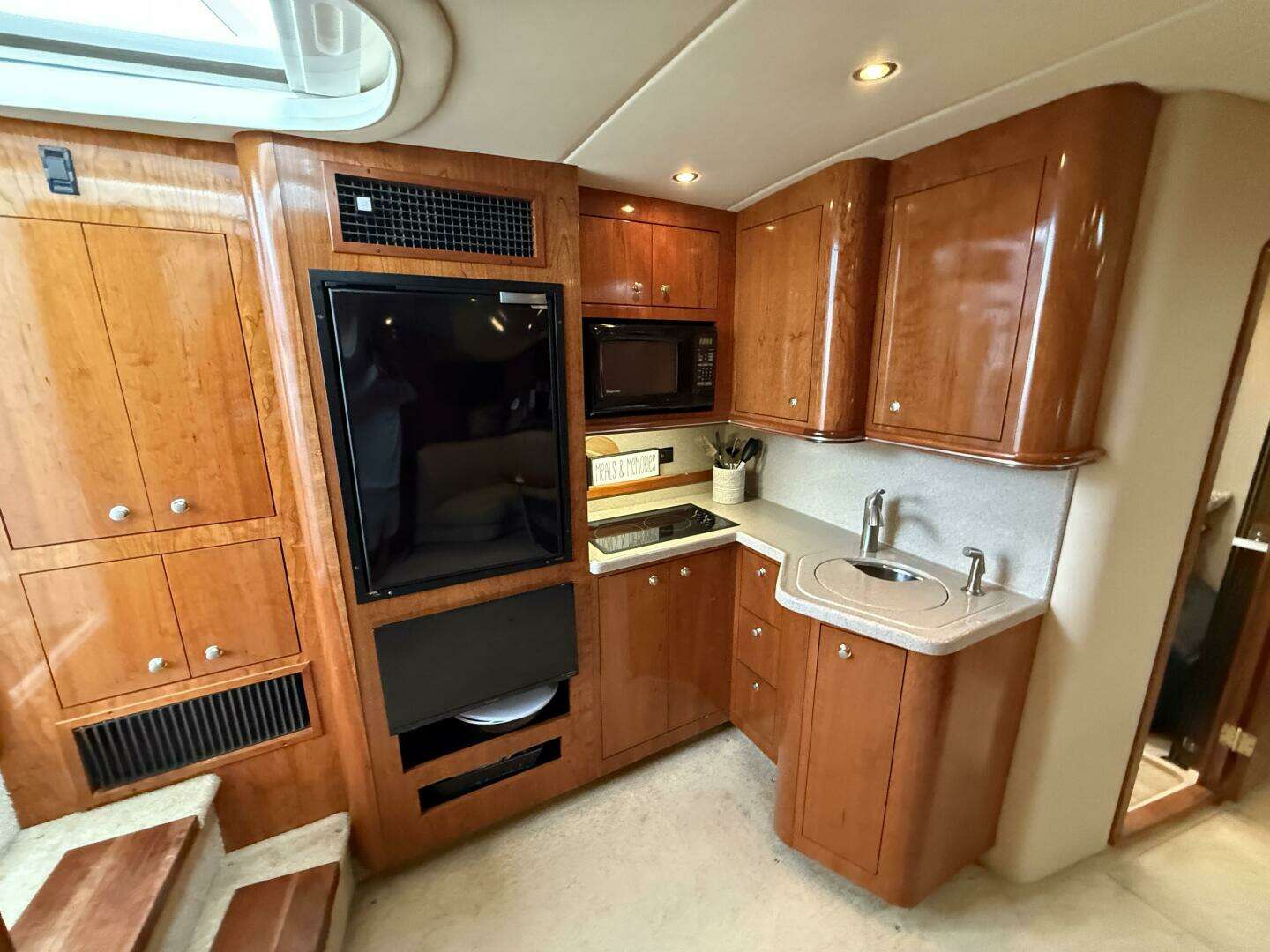 2004 Cruisers 370 Express - Image 22