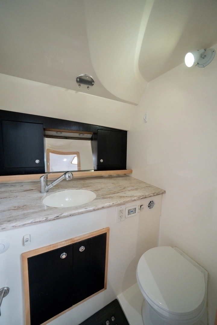 2011 Contender 40 Express - Image 12