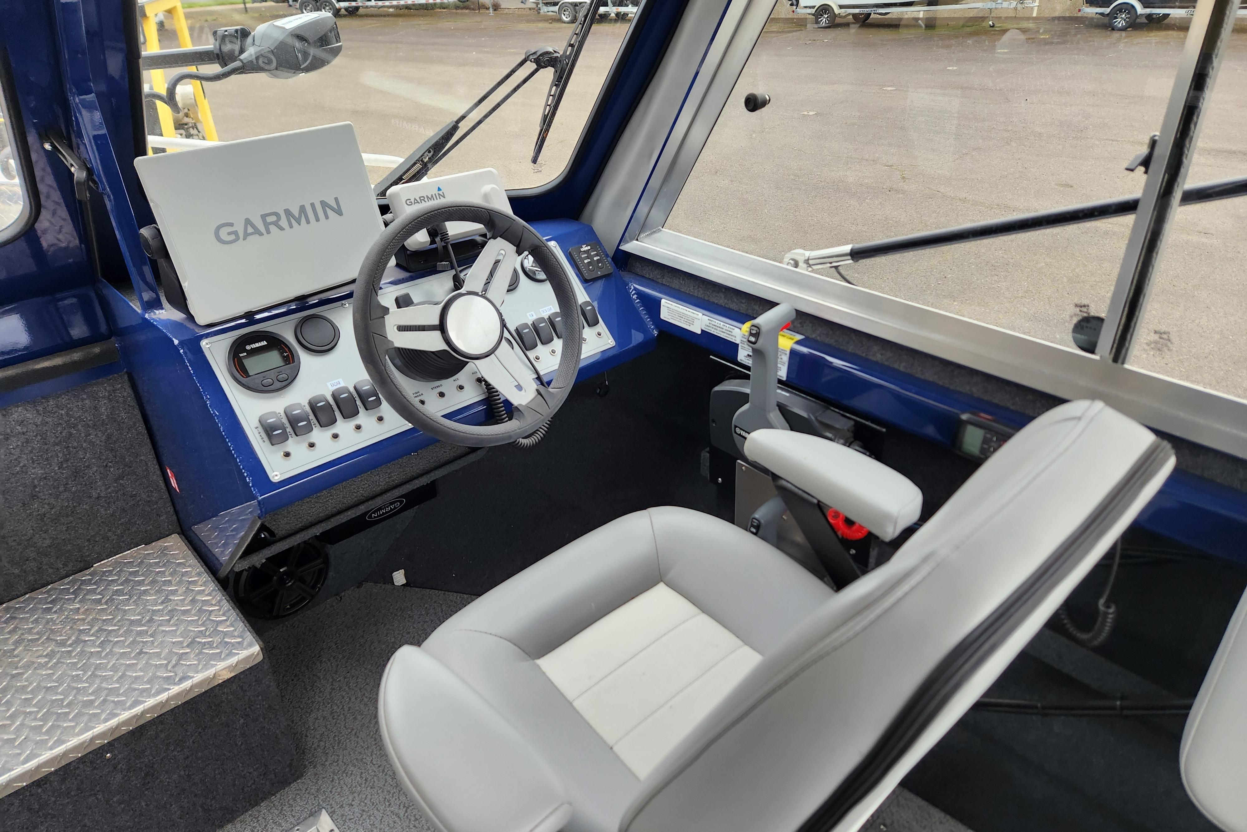 2025 Thunder Jet 21 Chinook OS boat cockpit with Garmin navigation system.