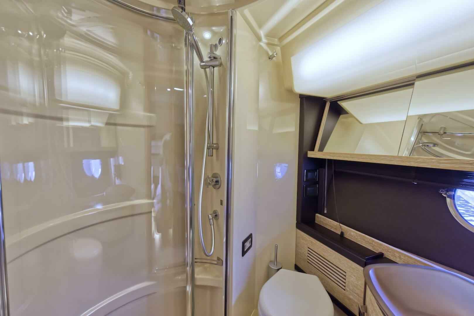 2015 Azimut 64 Flybridge - Image 40