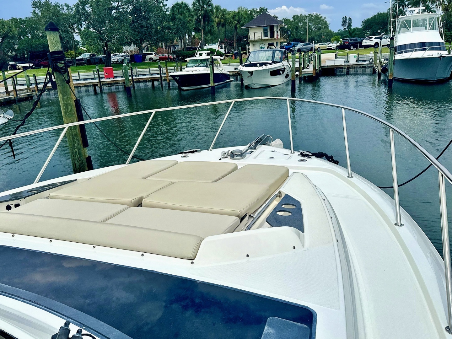 2023 Boston Whaler 405 Conquest - Image 5