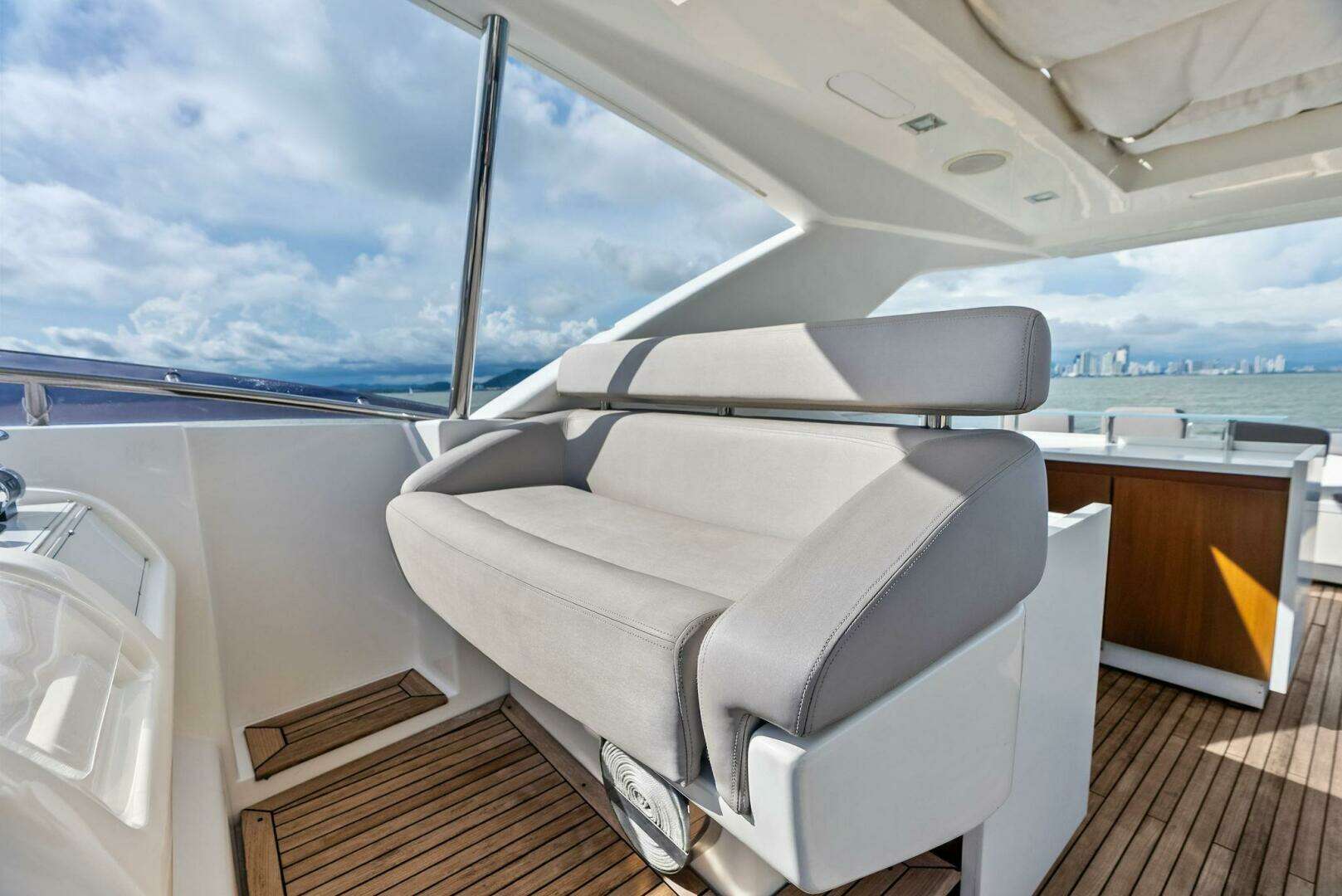 2014 Custom Line 100 - Image 44