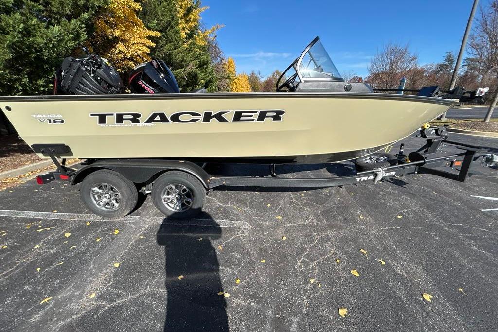 2026 Tracker Targa V-19 Combo