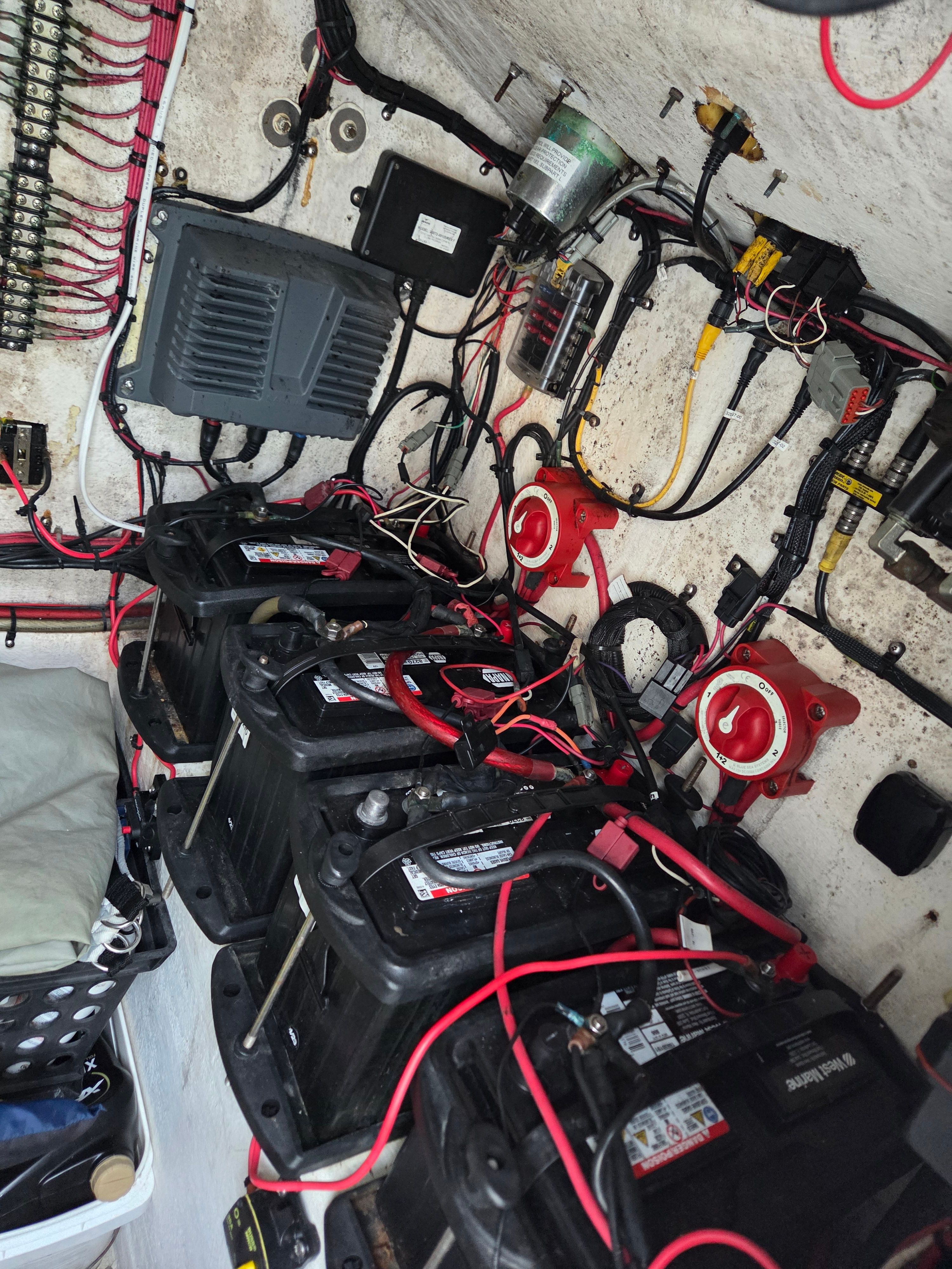 Electrical wiring and batteries in an Ocean Runner 29 boat, year 2012.