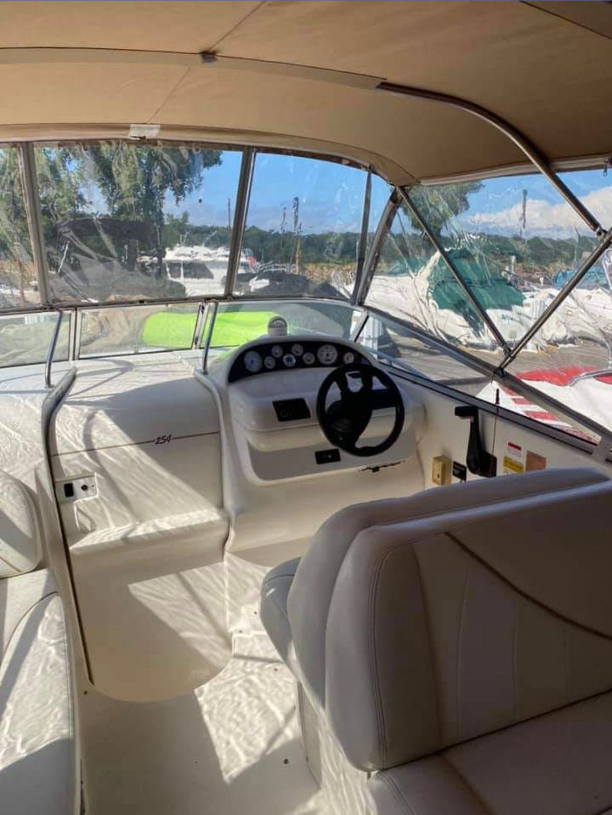 2001 Larson Cabrio 254 Mid Cabin Cruiser - 4