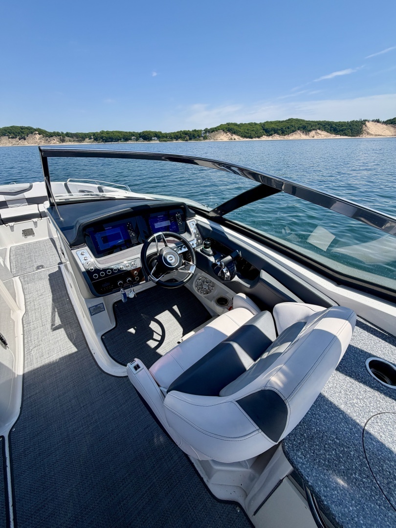 2018 Chaparral 307 - Image 13