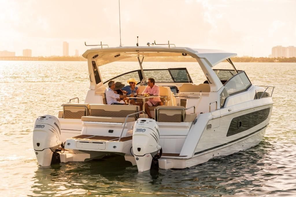 2023-Aquila-36-Sport-MarineMax