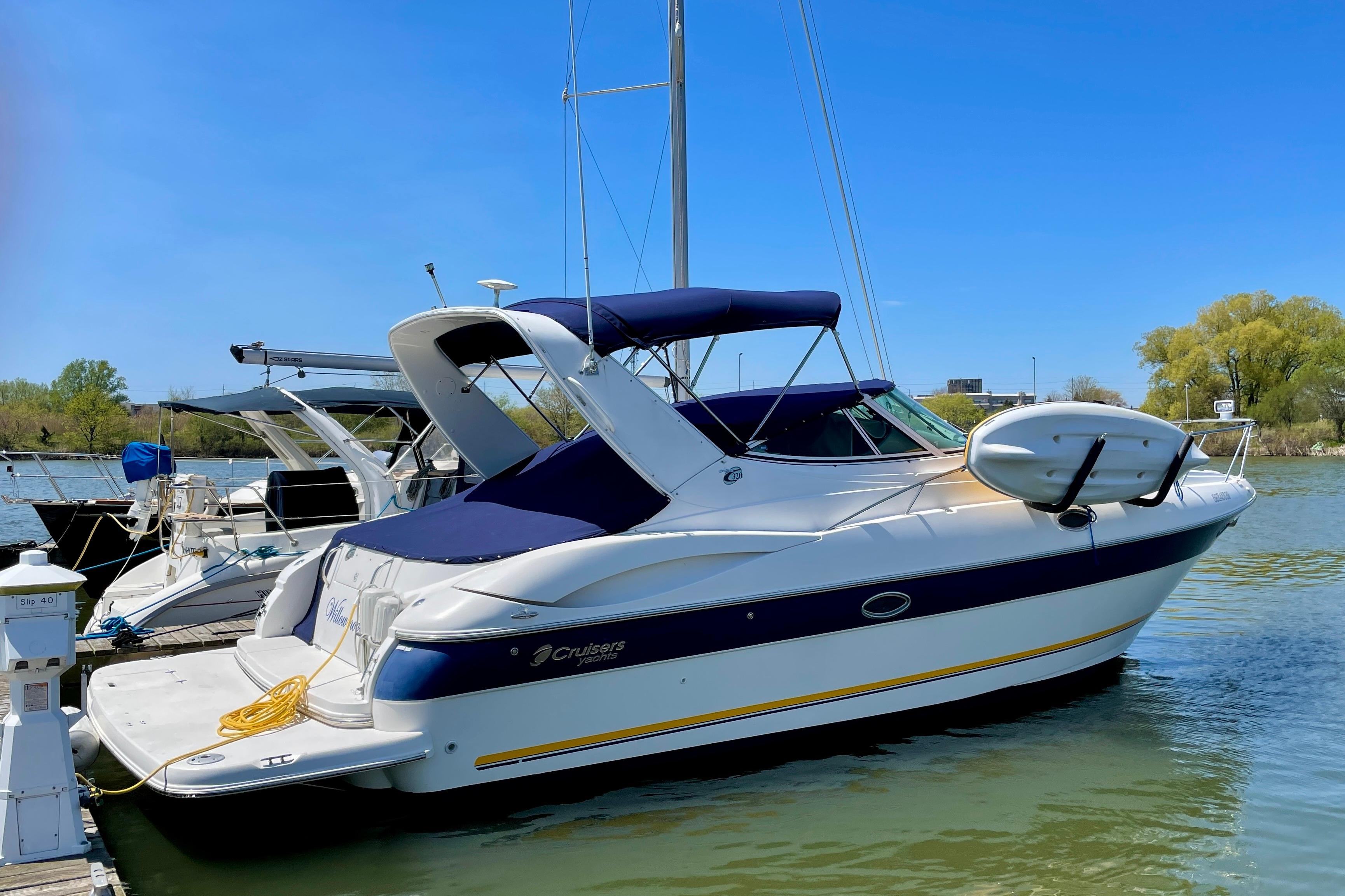 2004 Cruisers Yachts 320 Express