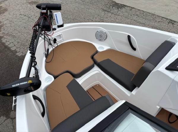 2025 Tahoe 185 S boat interior with brown and black seating, featuring a Minn Kota trolling motor.