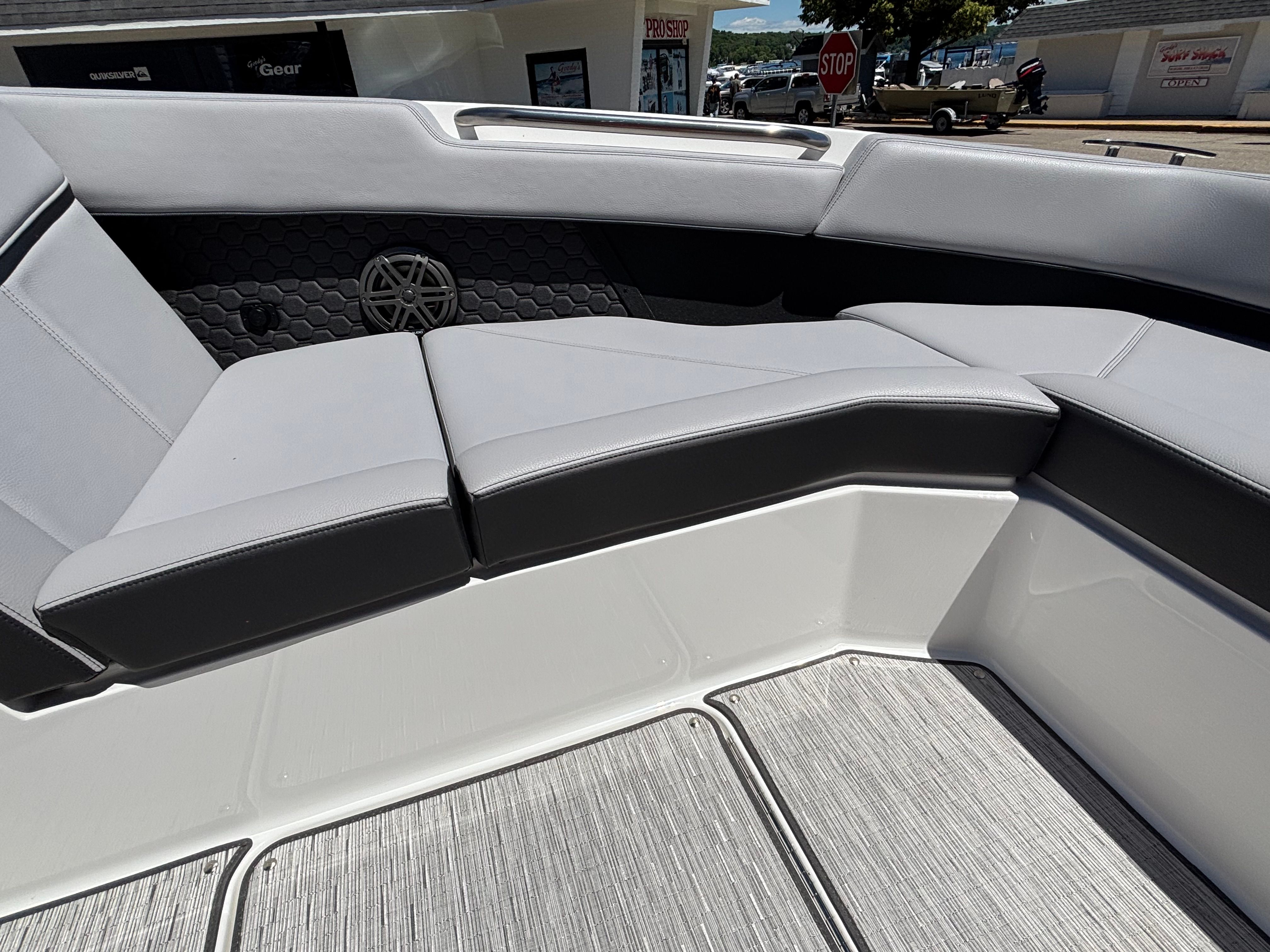 2026 Cobalt R8 Surf - 16