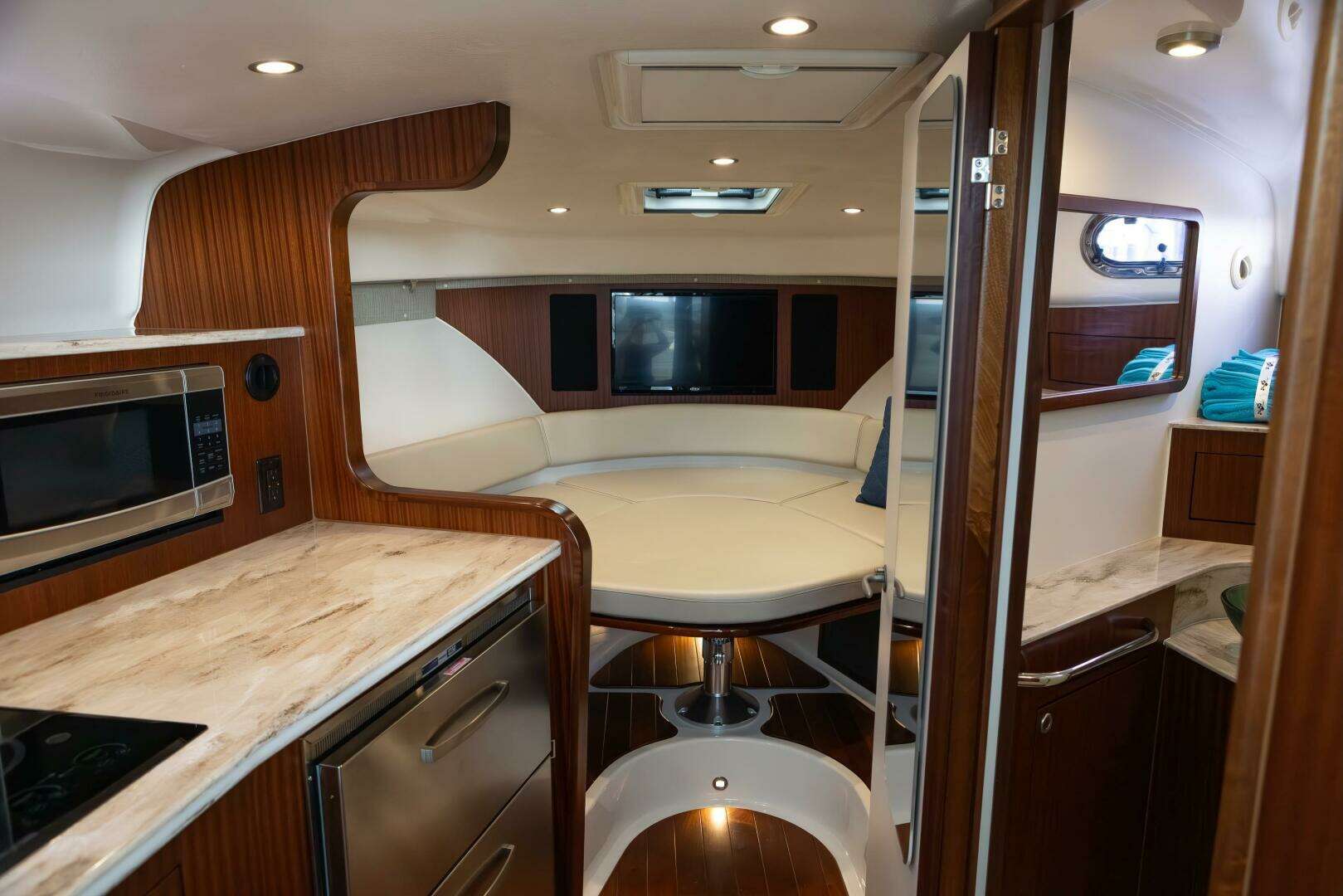 2018 Pursuit OS 385 - Image 8