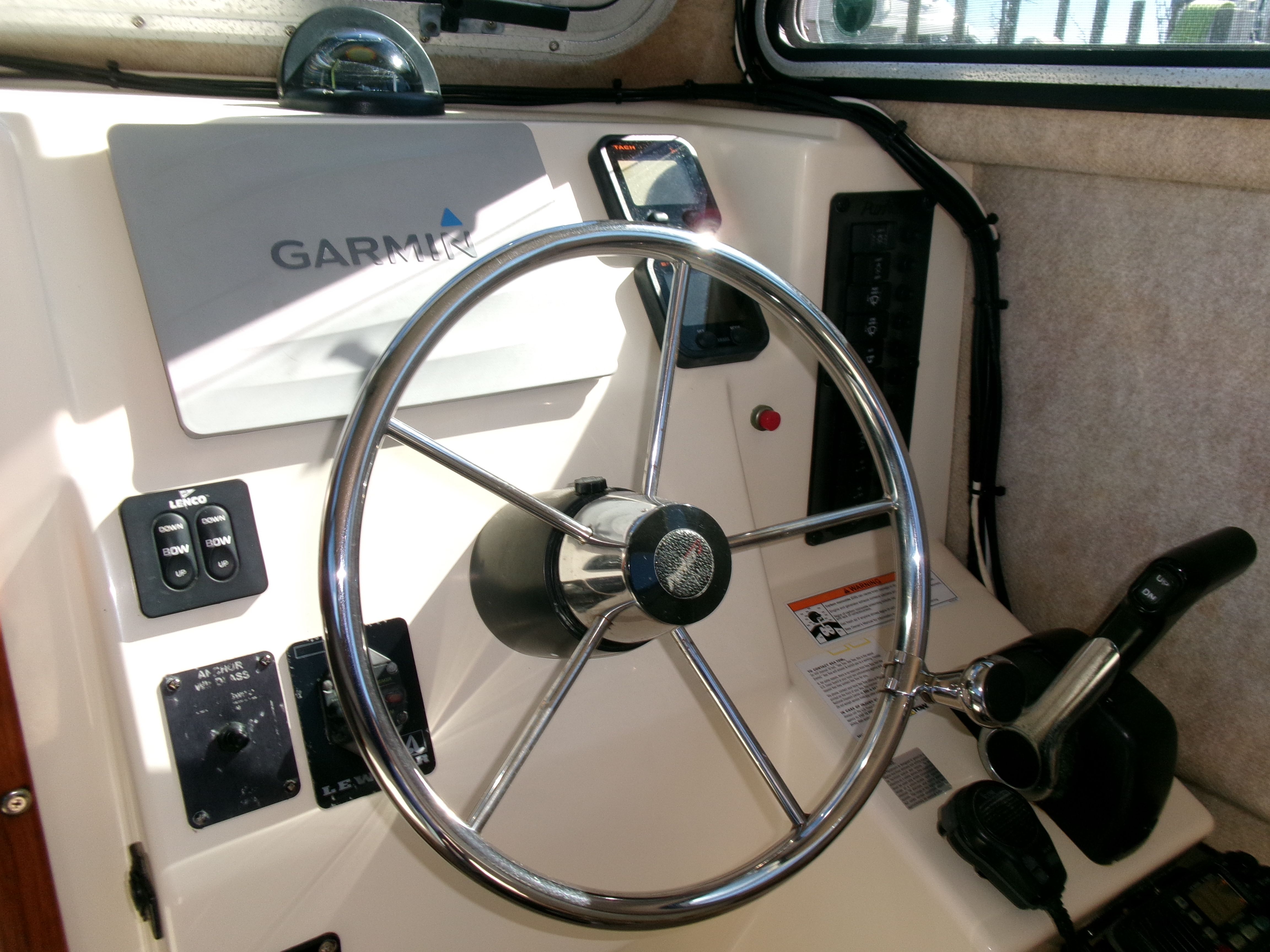 The image shows the helm of a 2007 Parker 2520 XL Sport Cabin boat with Garmin navigation.