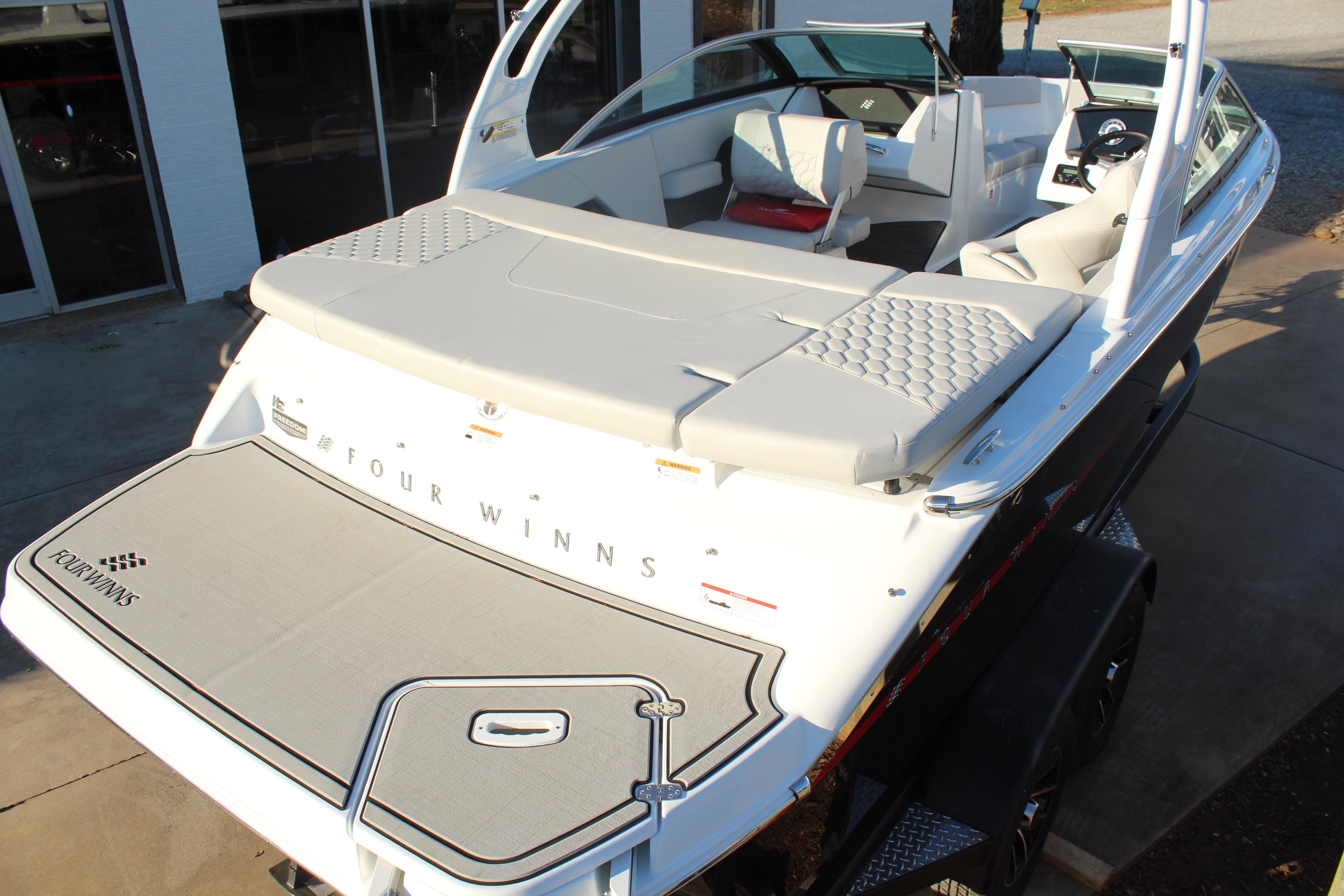 2026 Four Winns H2 Freedom boat with sleek design and spacious seating.