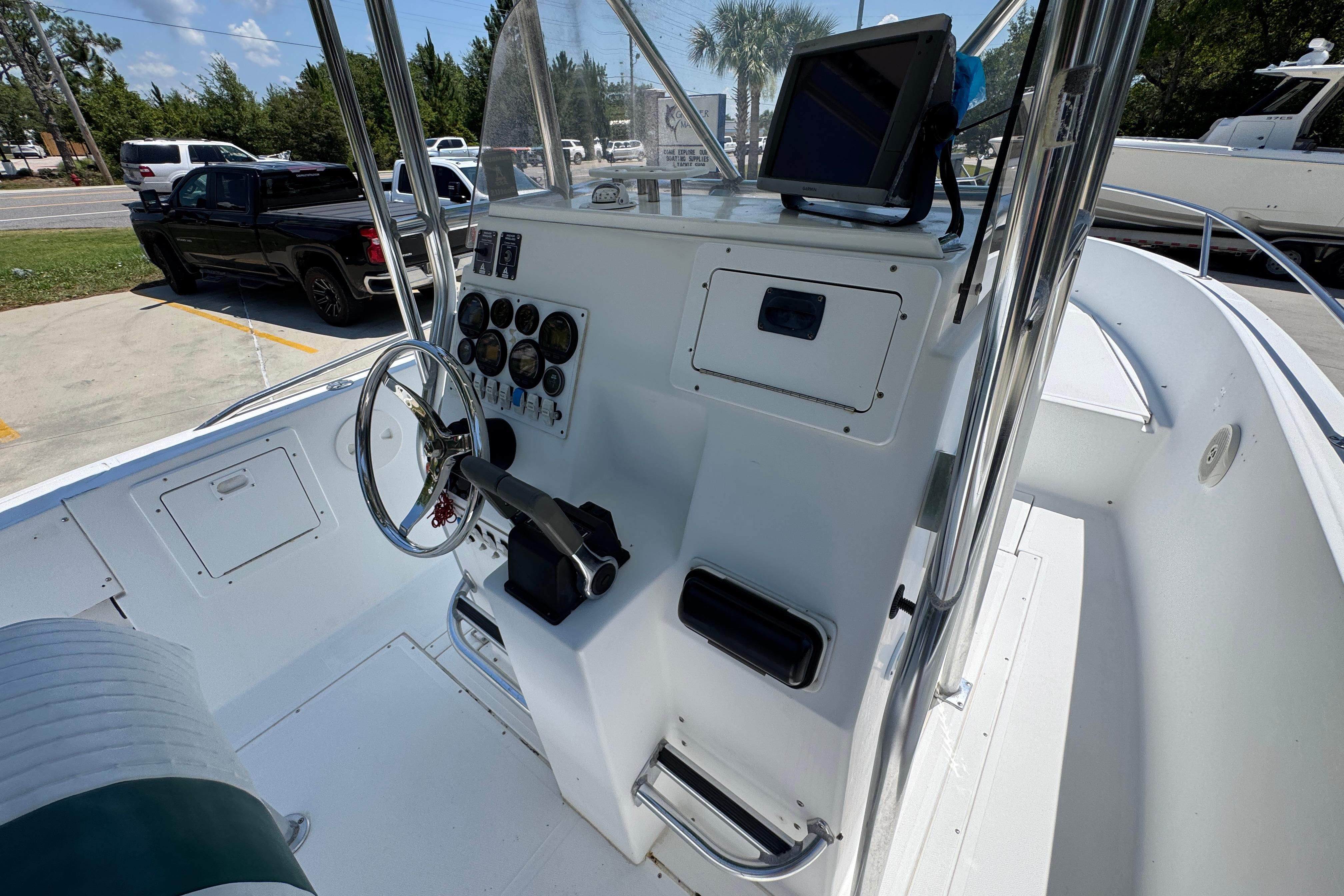 2000 Stamas 250 Tarpon boat cockpit with steering wheel and control panel.
