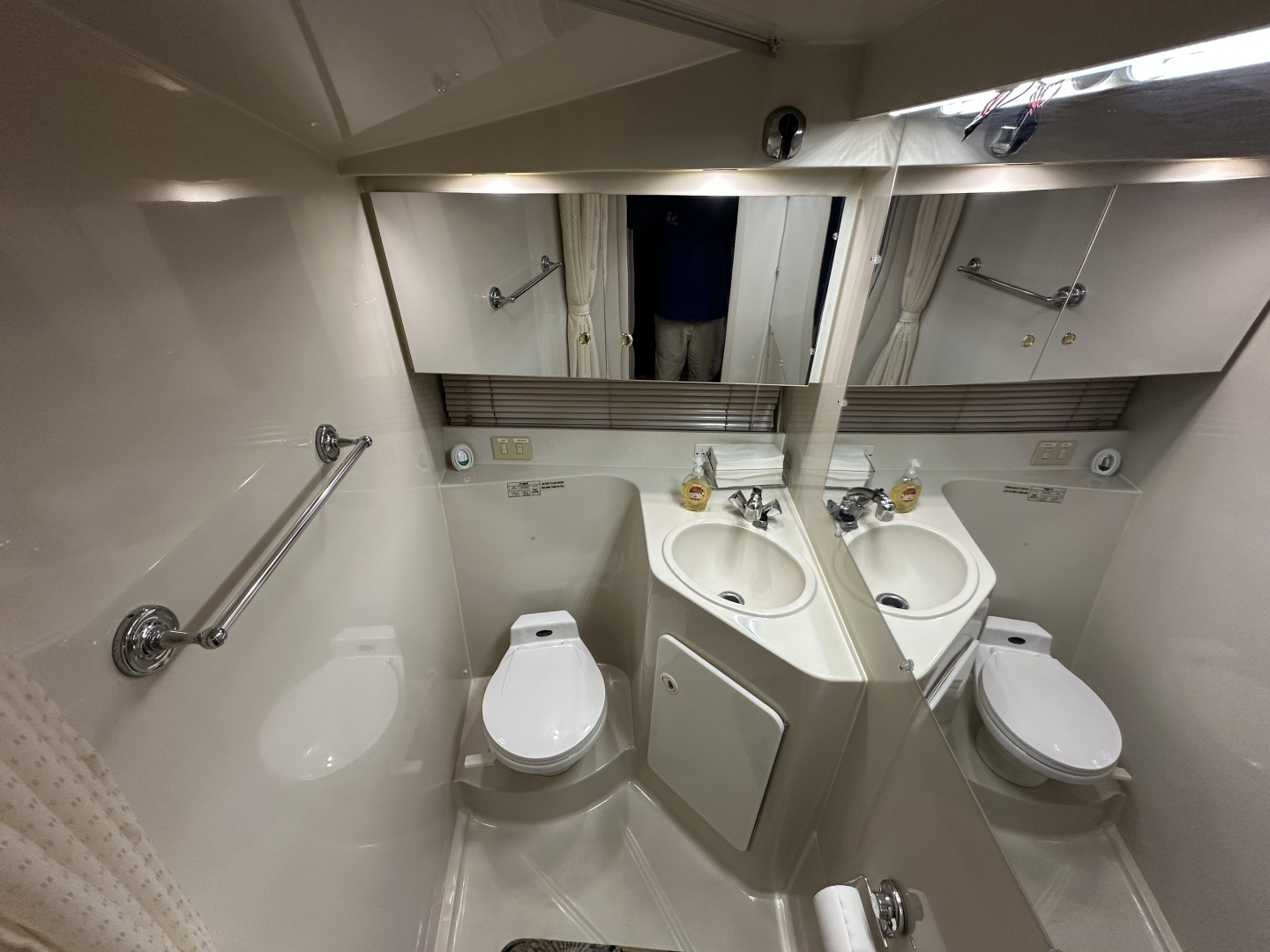 1998 Cruisers Yachts 3650 Aft Cabin - Image 33