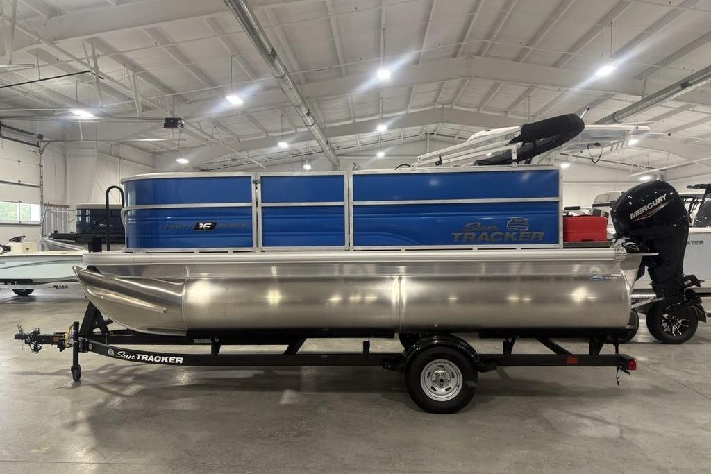 2026 Sun Tracker Party Barge 16 DLX