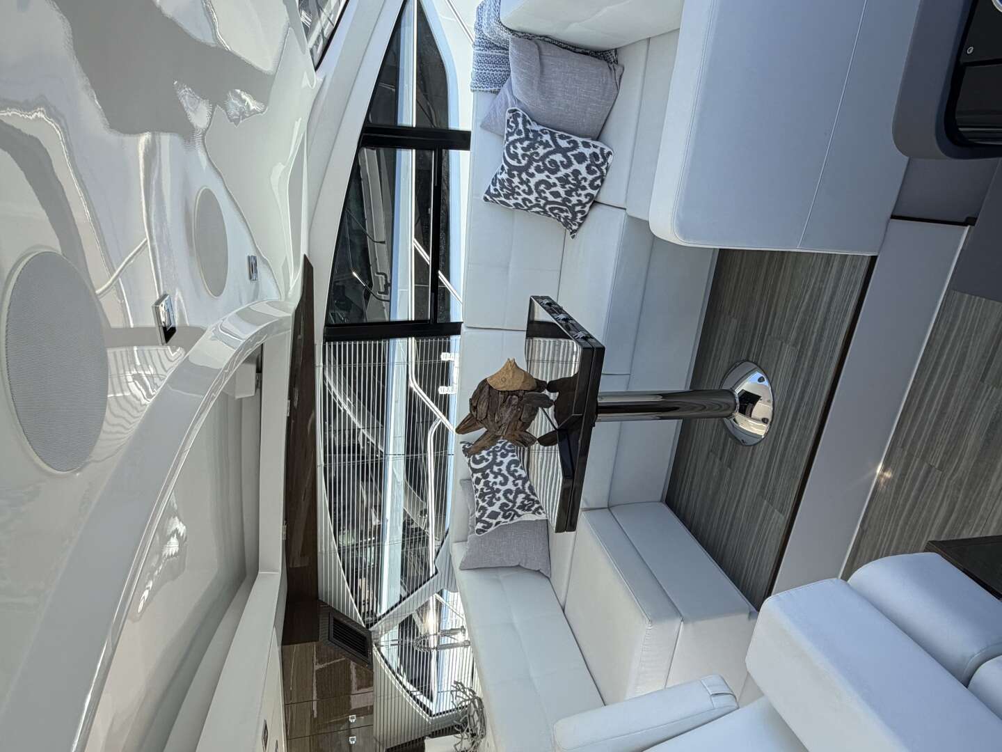 2020 Cruisers Yachts 50 CANTIUS - Image 9