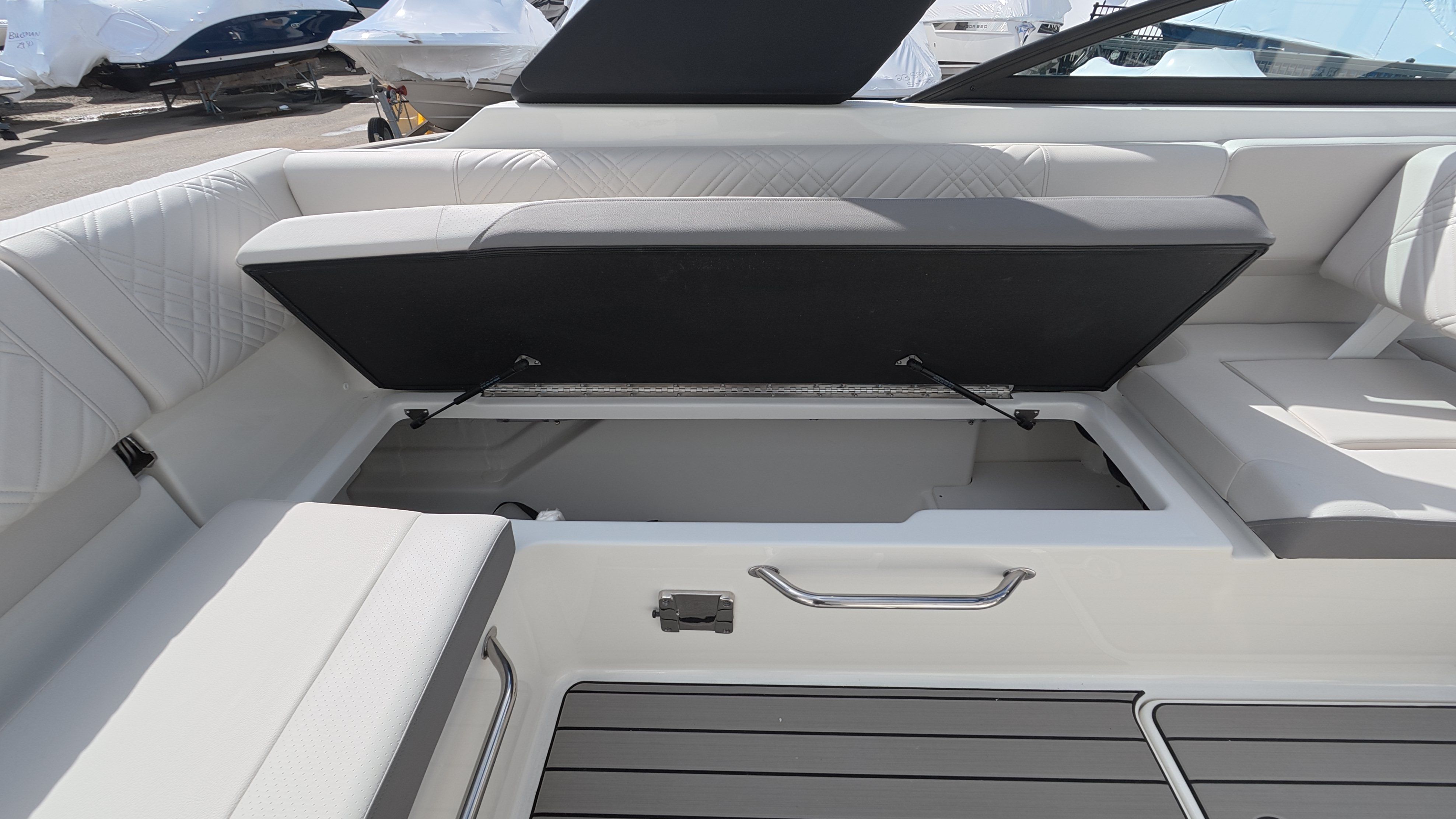 2026 Sea Ray SDX 270 Outboard - 24