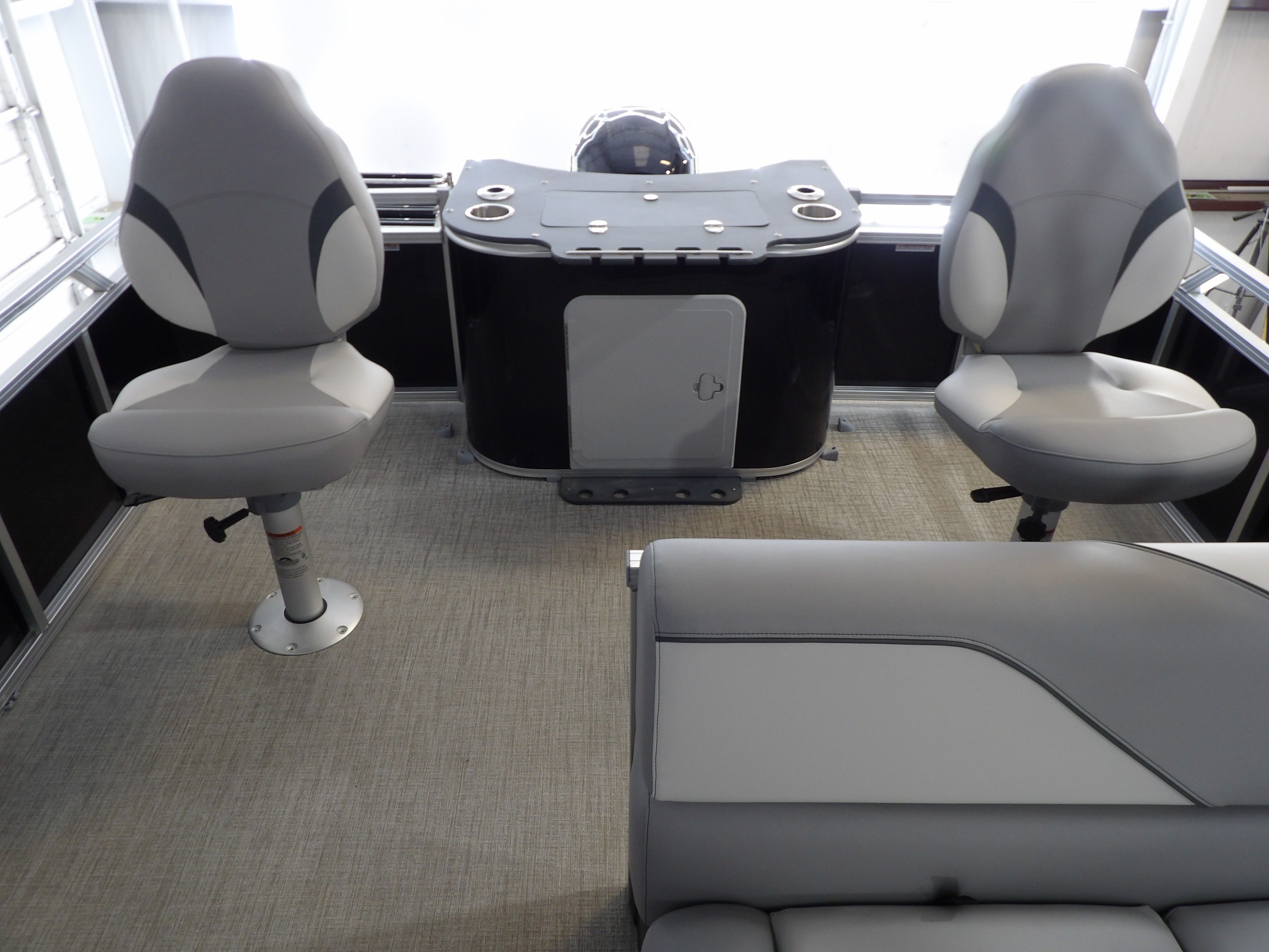 2026 Avalon Venture 85 Rear Fish - 21' - 28