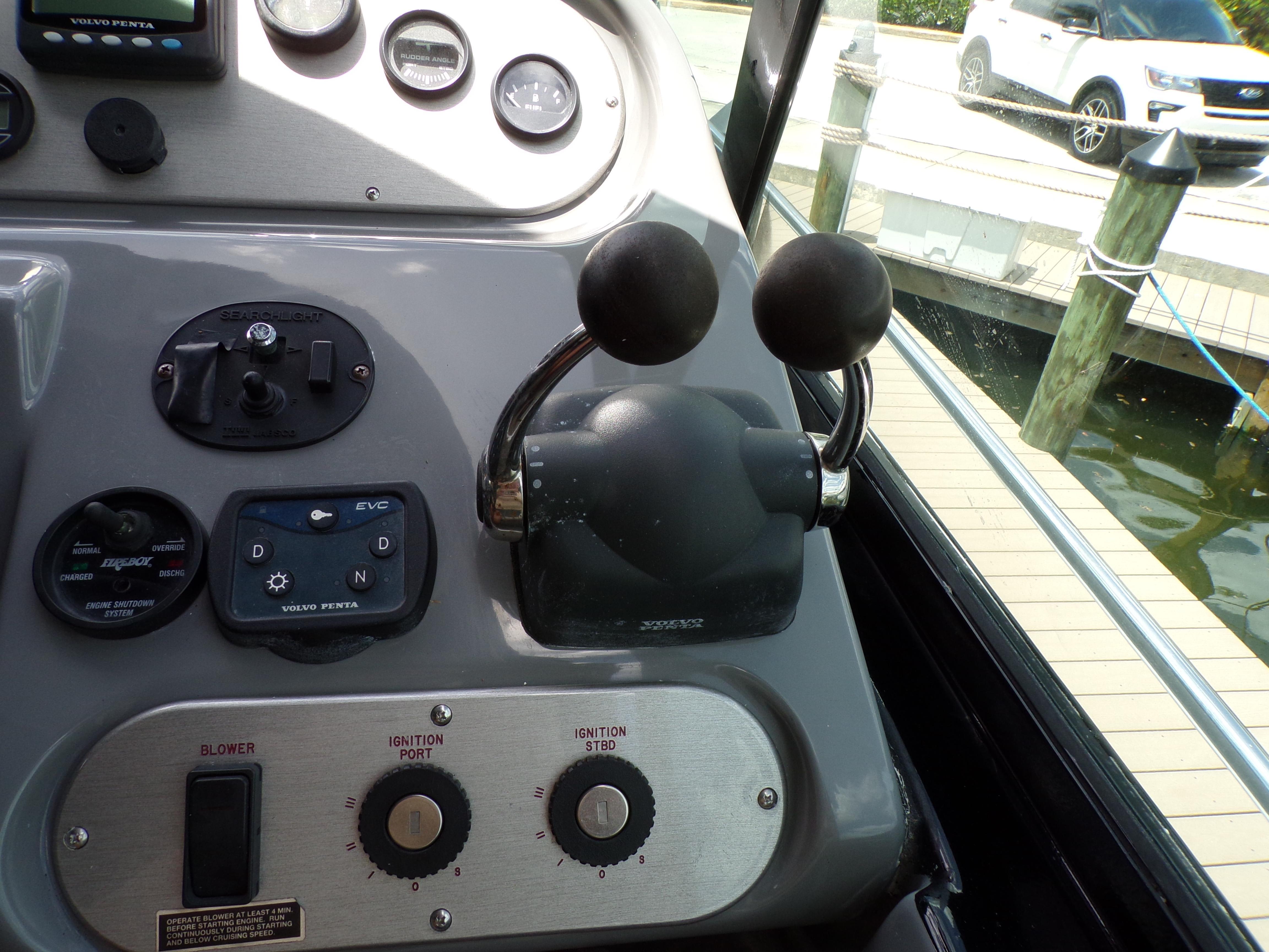 2005-Cruisers-Yachts-370-Express-MarineMax-Naples