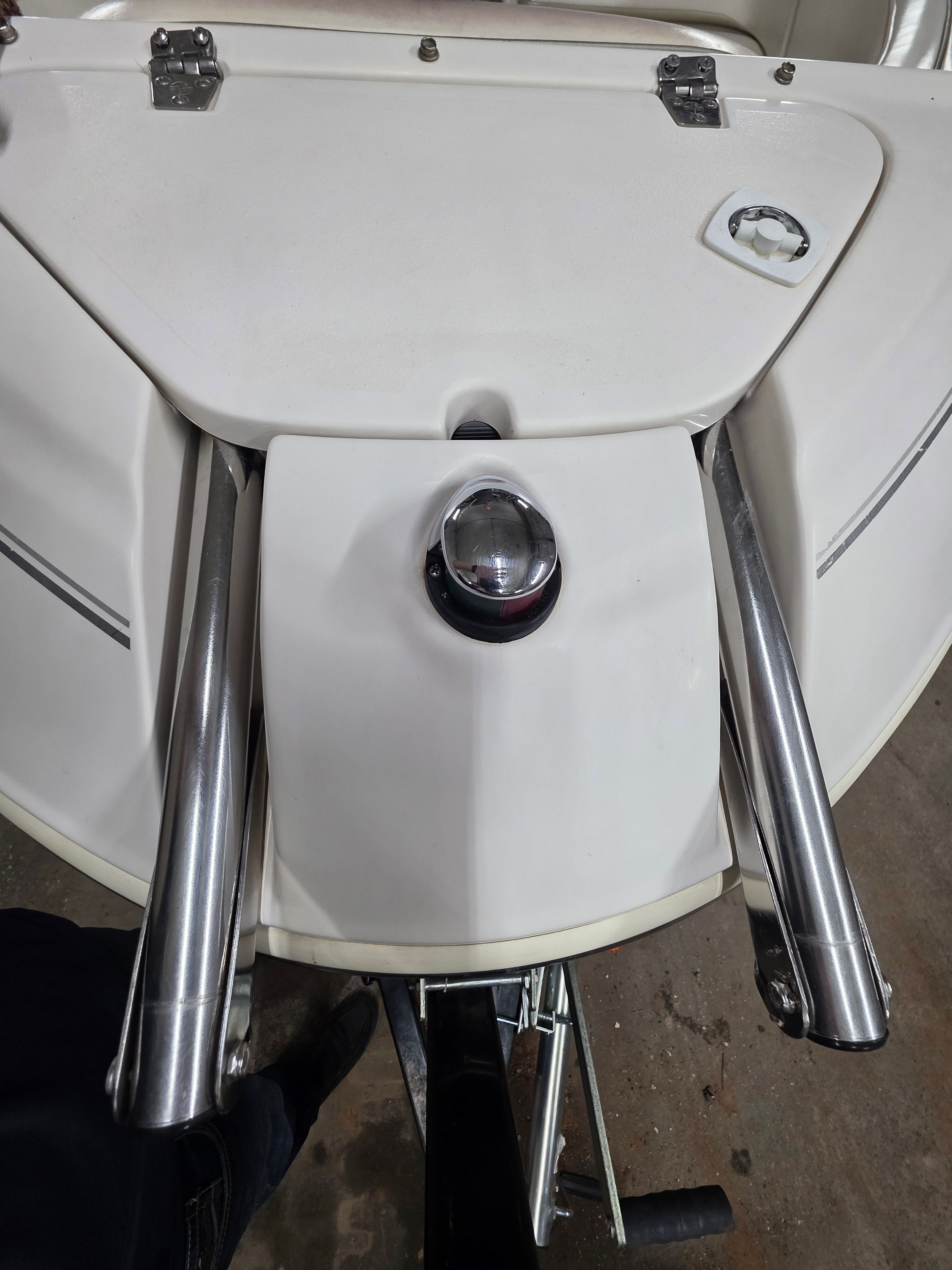 Monterey 228SI Montura Bowrider 2004, boat deck with stainless steel fittings.