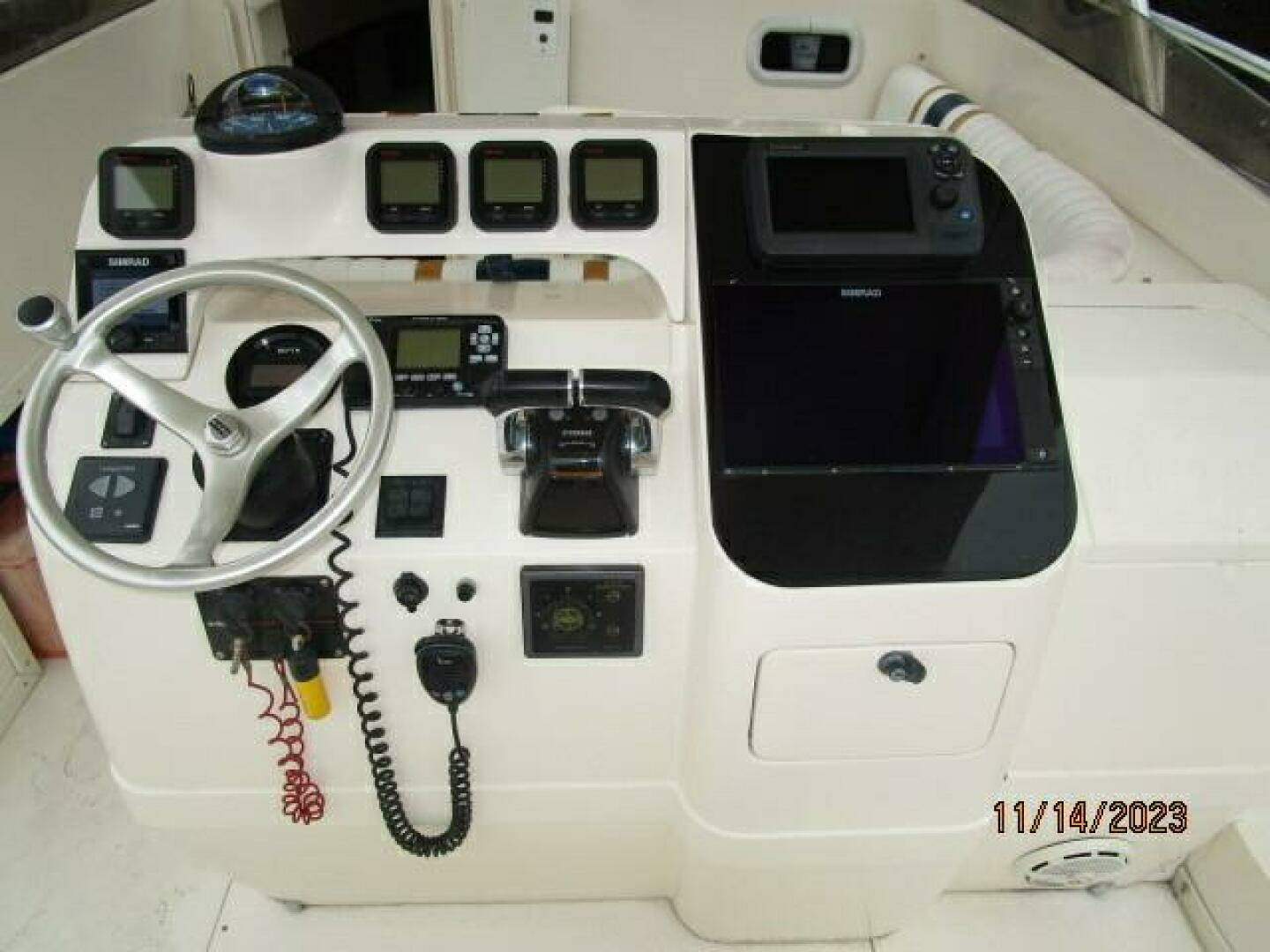 2001 Intrepid 348 Walkaround - Image 16