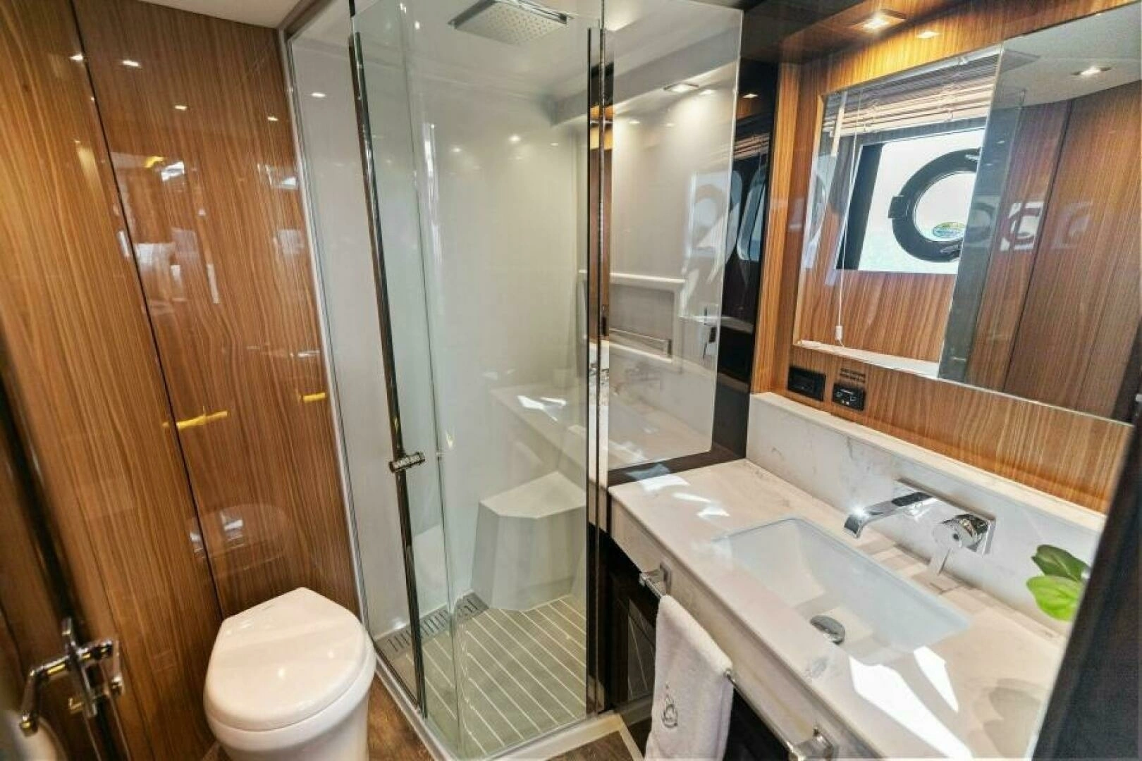 2023 Cruisers Yachts 60 Cantius Fly - Image 29