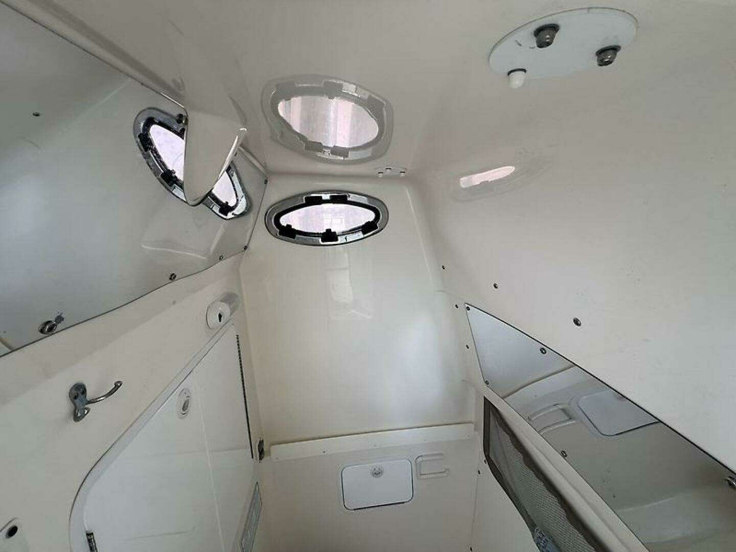 2013 Regulator 28 FS w/SeaKeeper Ride - Image 27