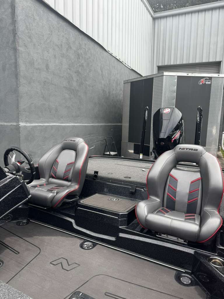 2022 Nitro Z21 XL Pro boat with gray seats.