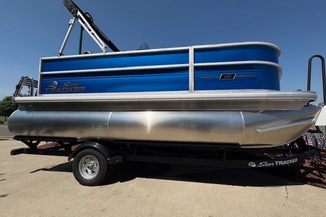 2026 Sun Tracker Party Barge 16 DLX