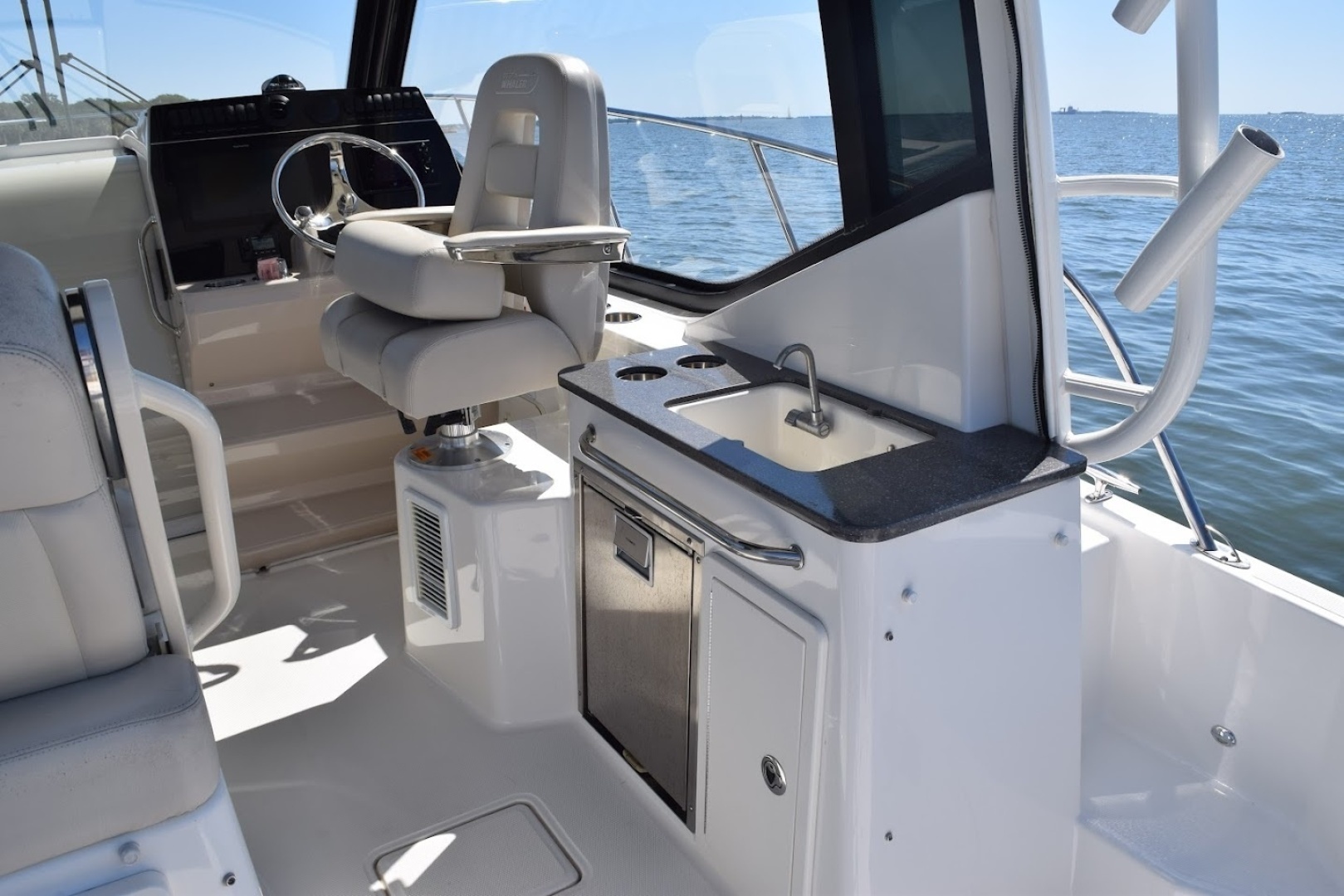 2021 Boston Whaler 325 Conquest - Image 16