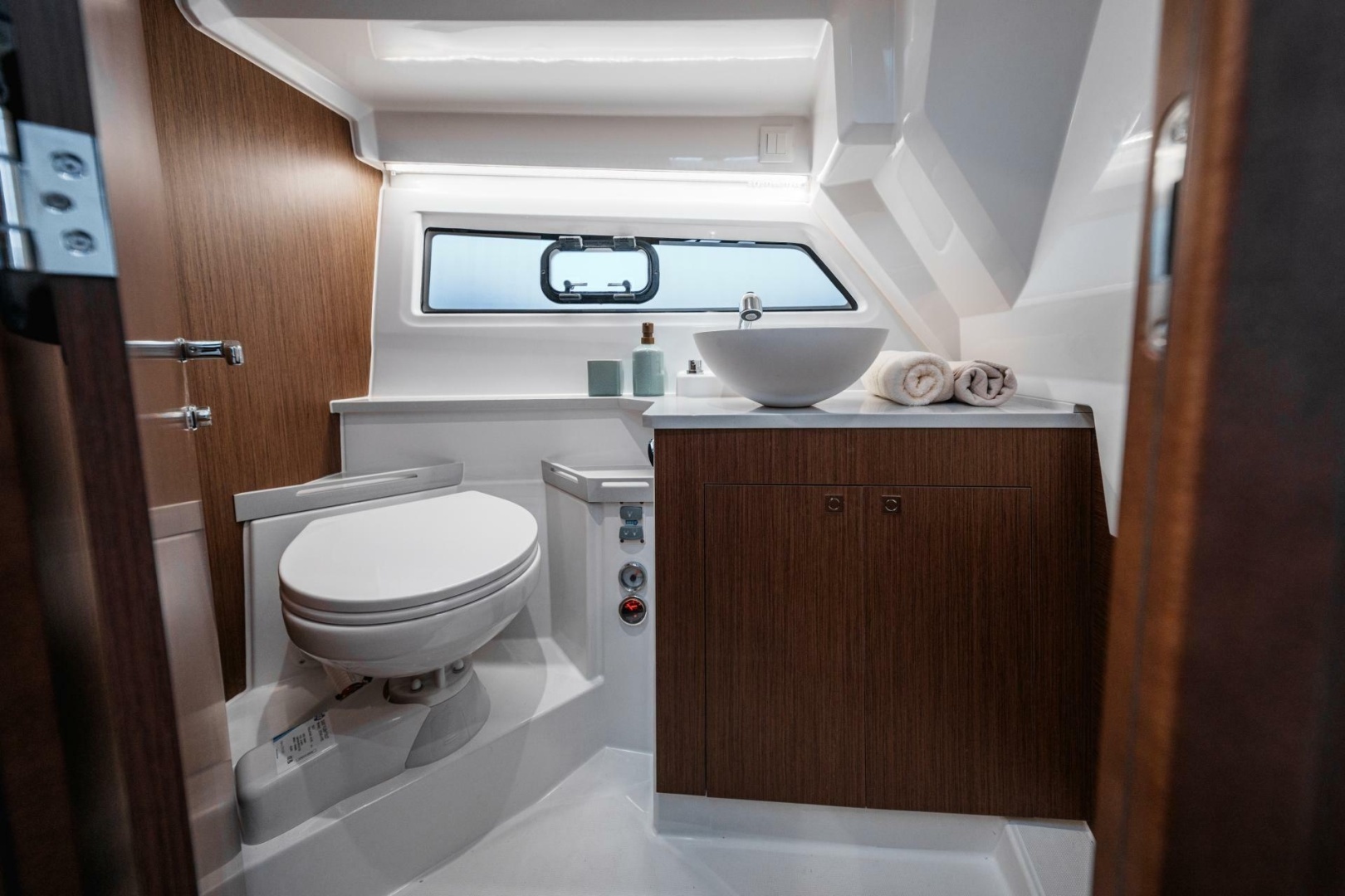 2027 Beneteau Antares 9 - Image 11