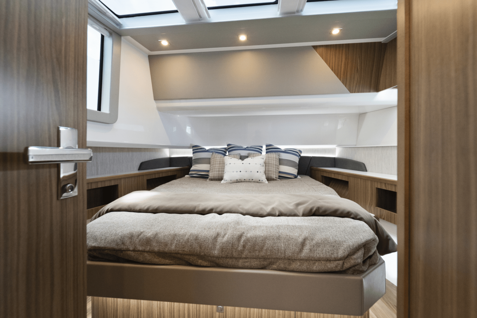2026 Cruisers Yachts 50GLS OB - Image 40