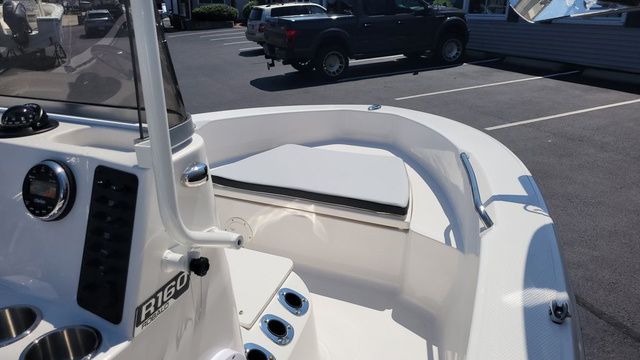 2025 Robalo R160 Center Console - 4