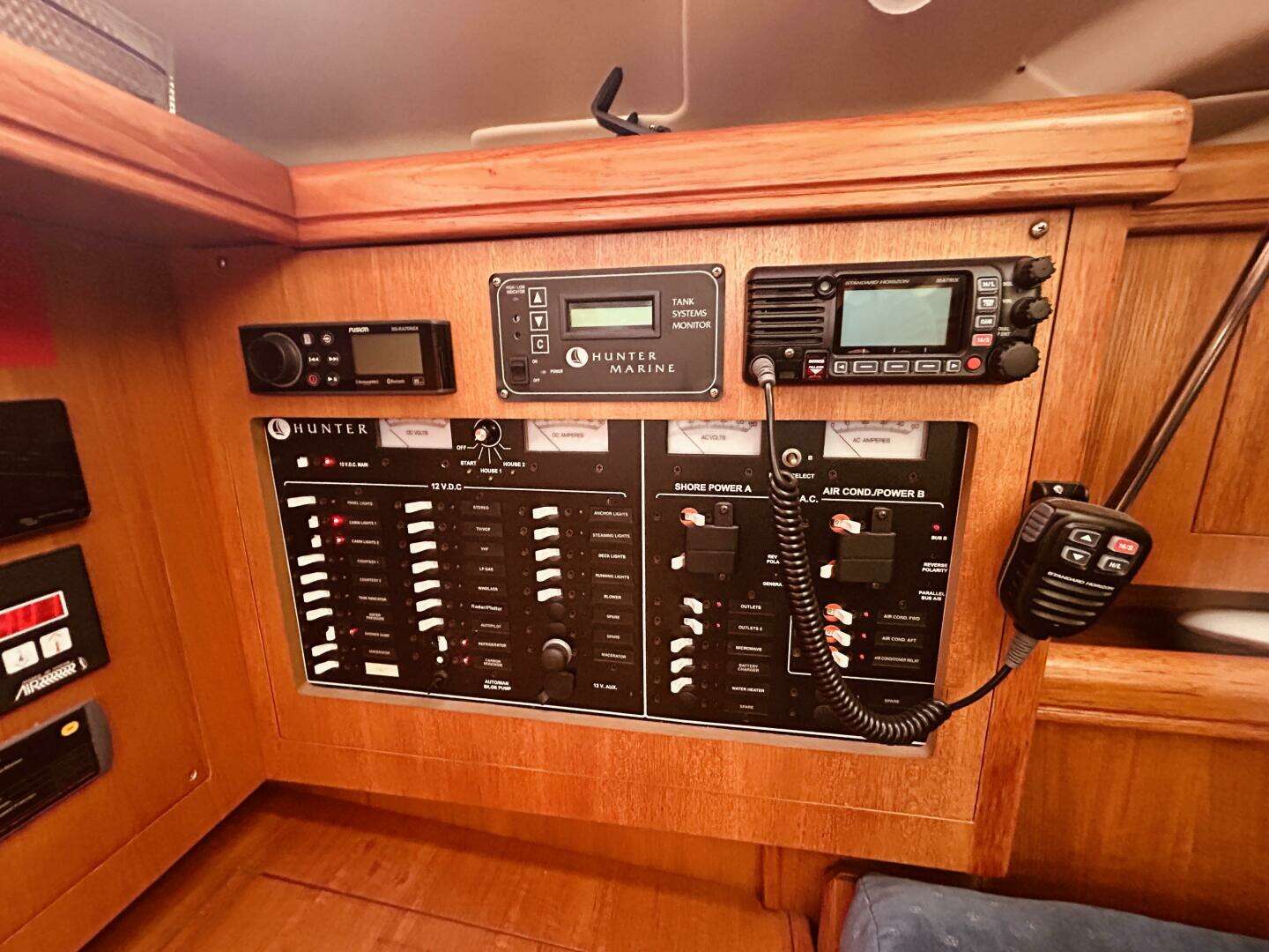 2003 Hunter 386 - Image 22