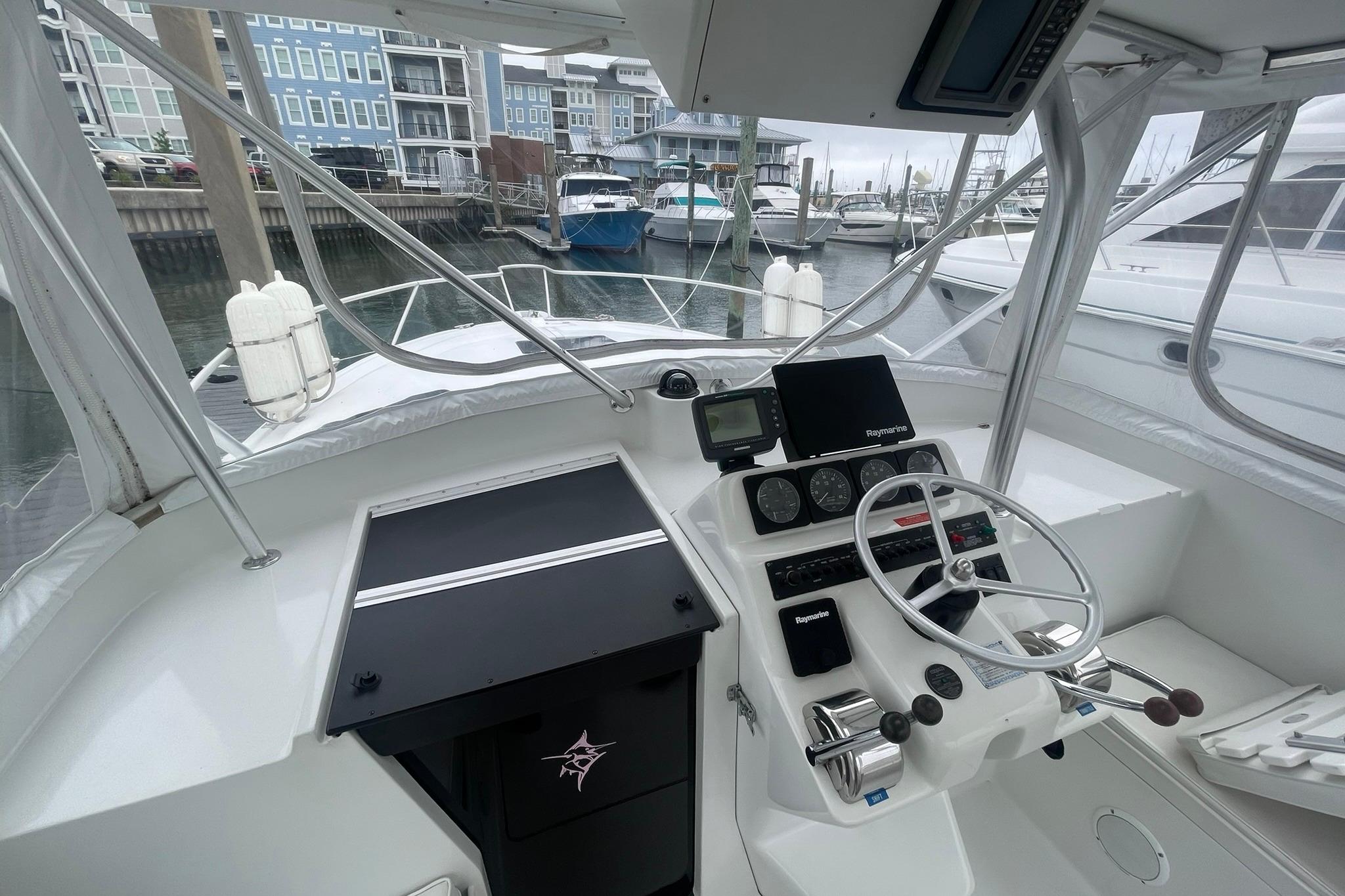 CABIN ENTRYWAY DOOR & HELM OVERVIEW