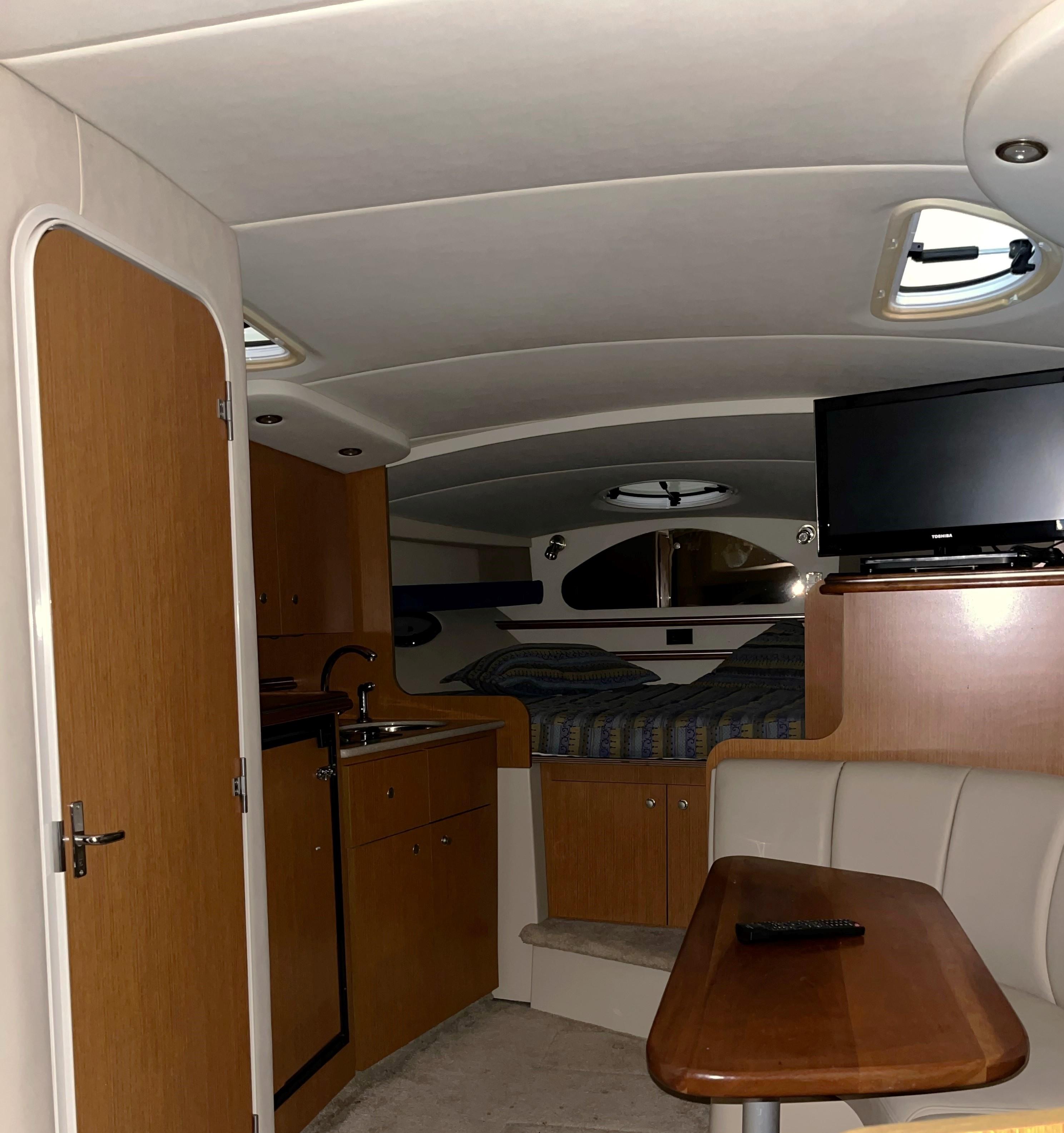 2004 Cruisers Yachts 320 Express - 10