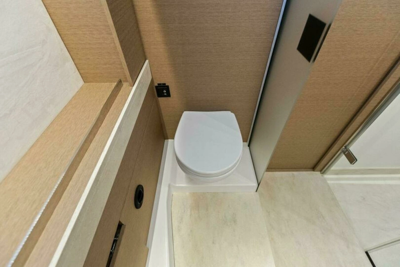 2022 Prestige 590 Flybridge - Image 29