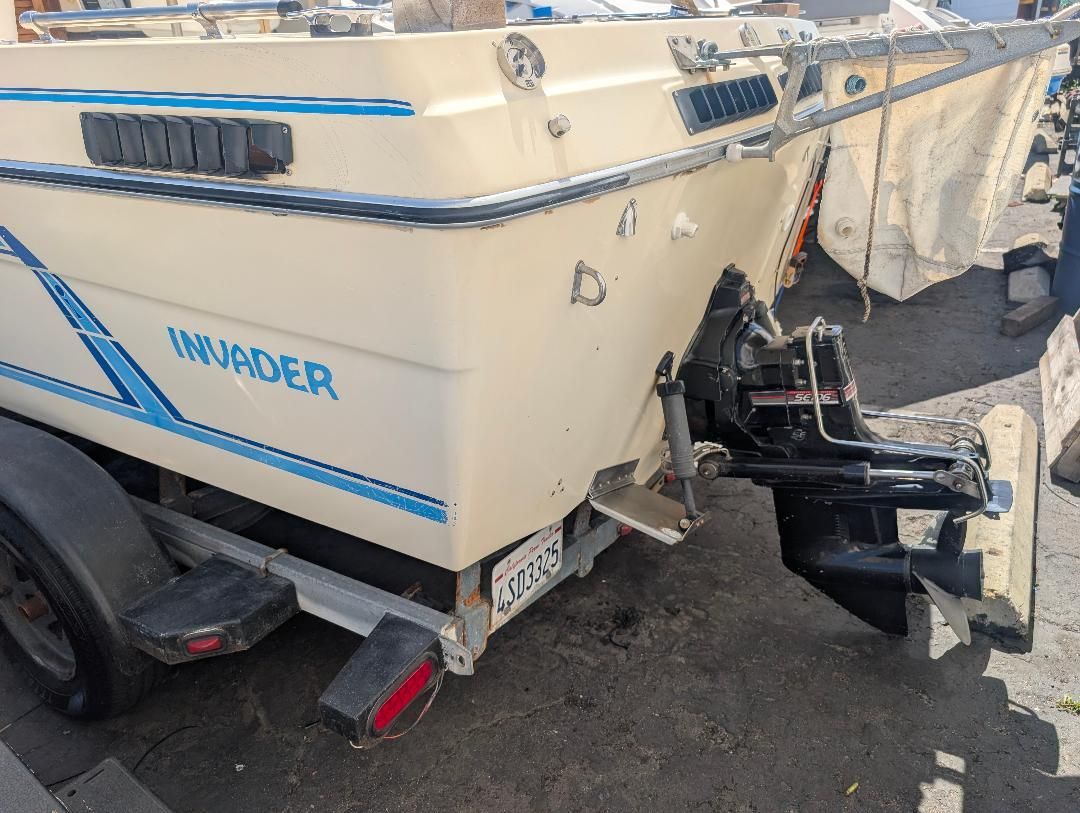 1984 Invader 20V CUDDY - 2