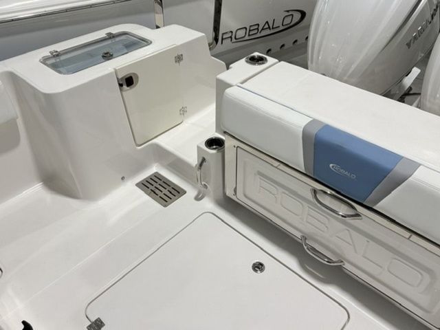 2026 Robalo R300 Center Console - 8