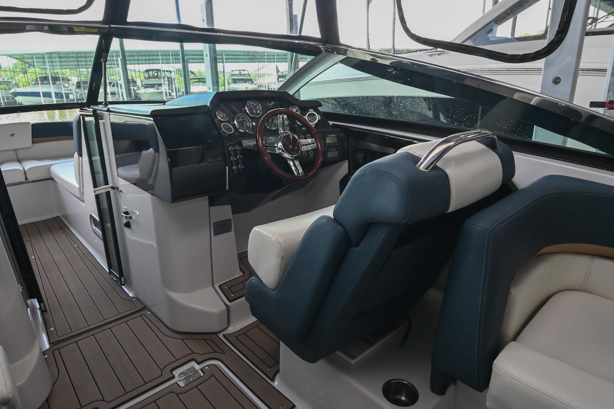 2014 Four Winns H290 boat interior with sleek dashboard and comfortable seating.