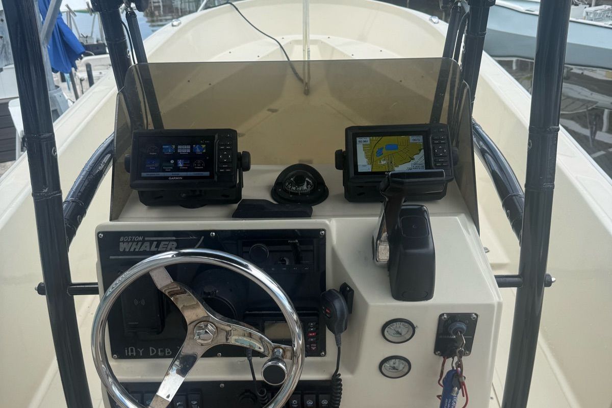 1985 Boston Whaler Outrage - 11
