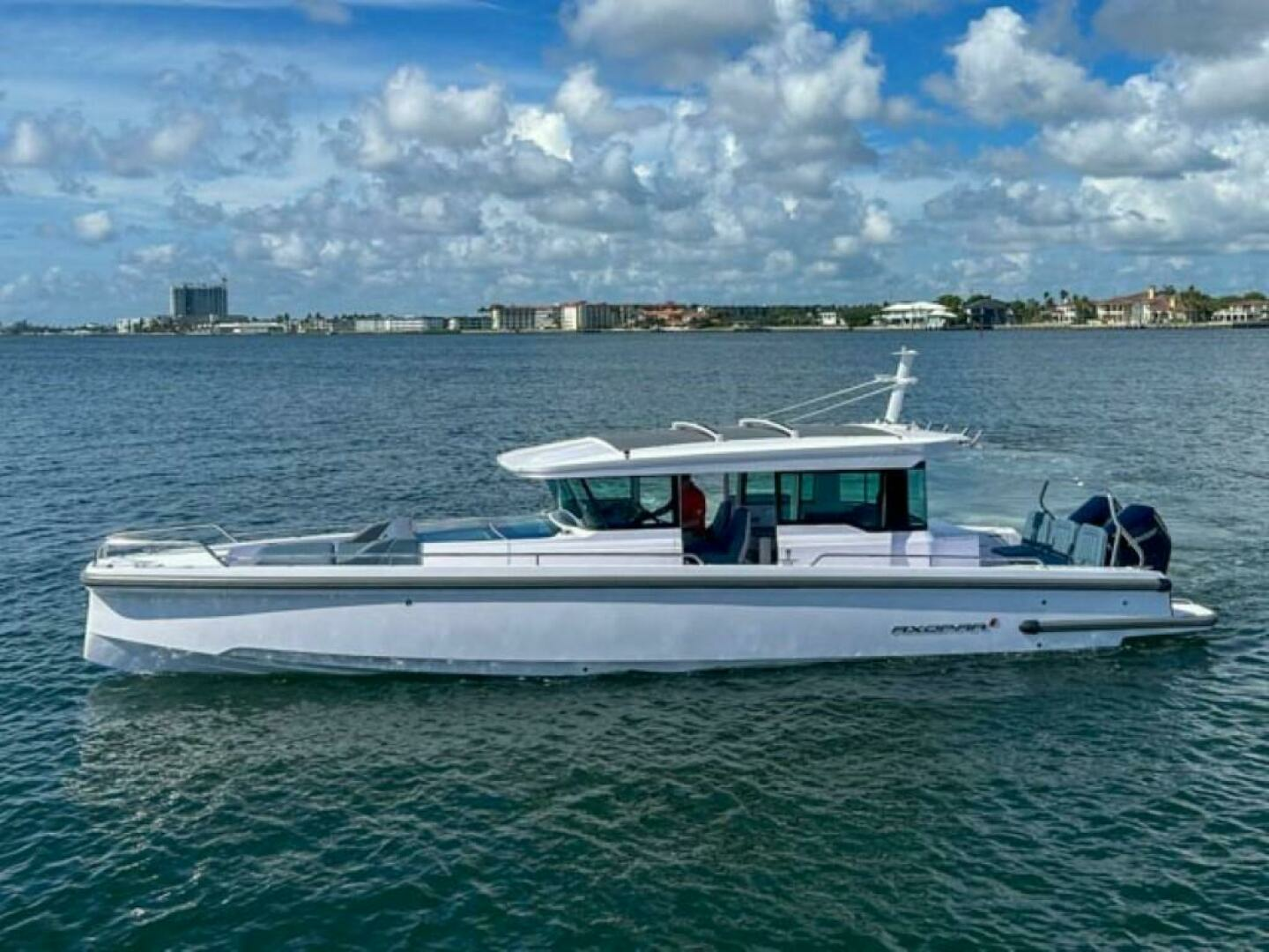 2024 Axopar 37XC CROSS CABIN - Image 2