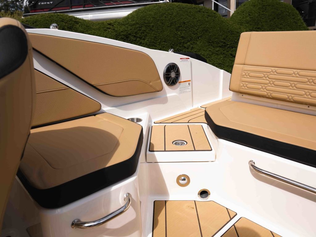 2026 Sea Ray SPX 210 Outboard - 19