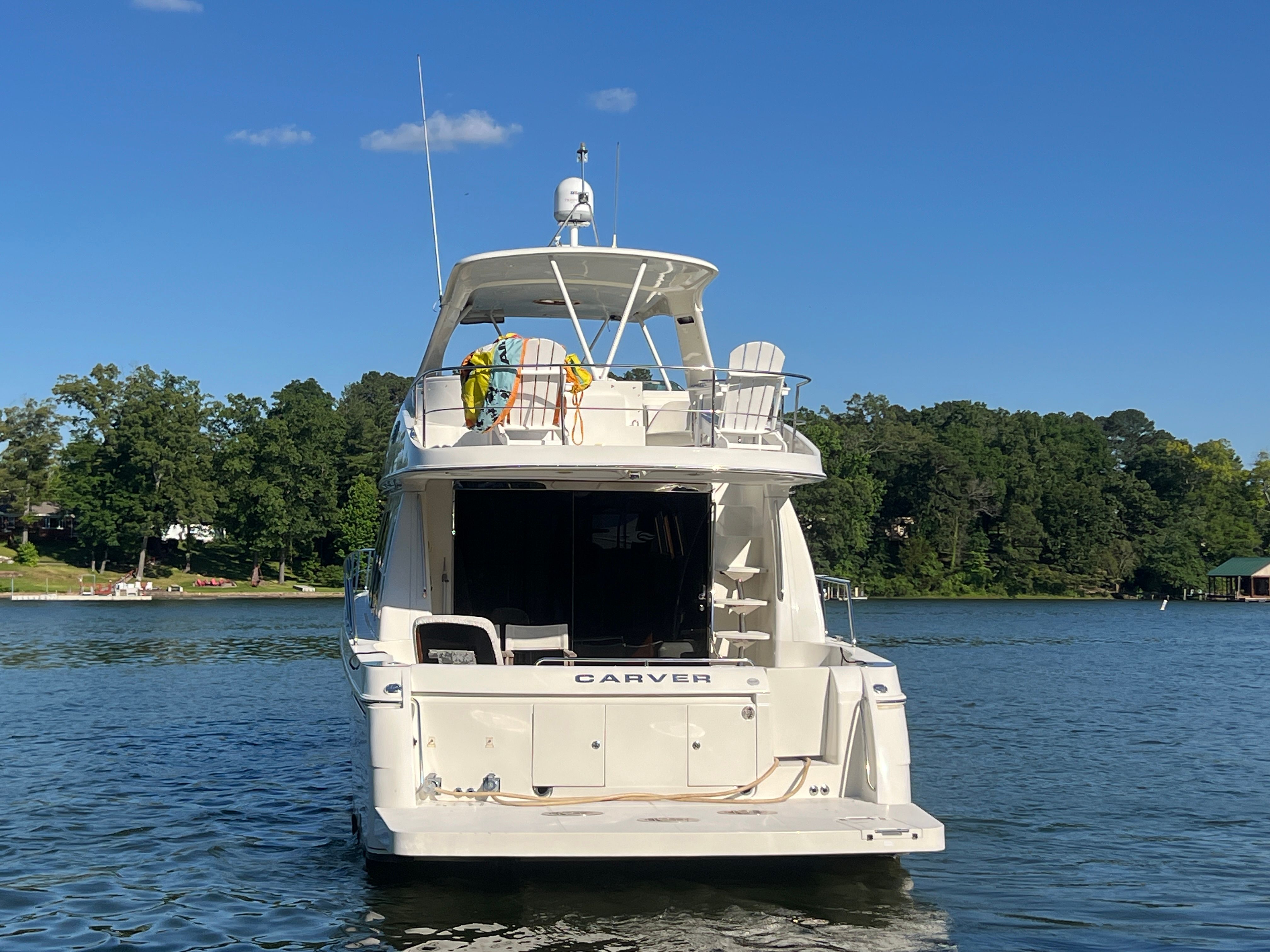 Carver 560 Voyager Sky 2005 on calm water.