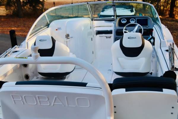 2022 Robalo R207 Dual Console - 20