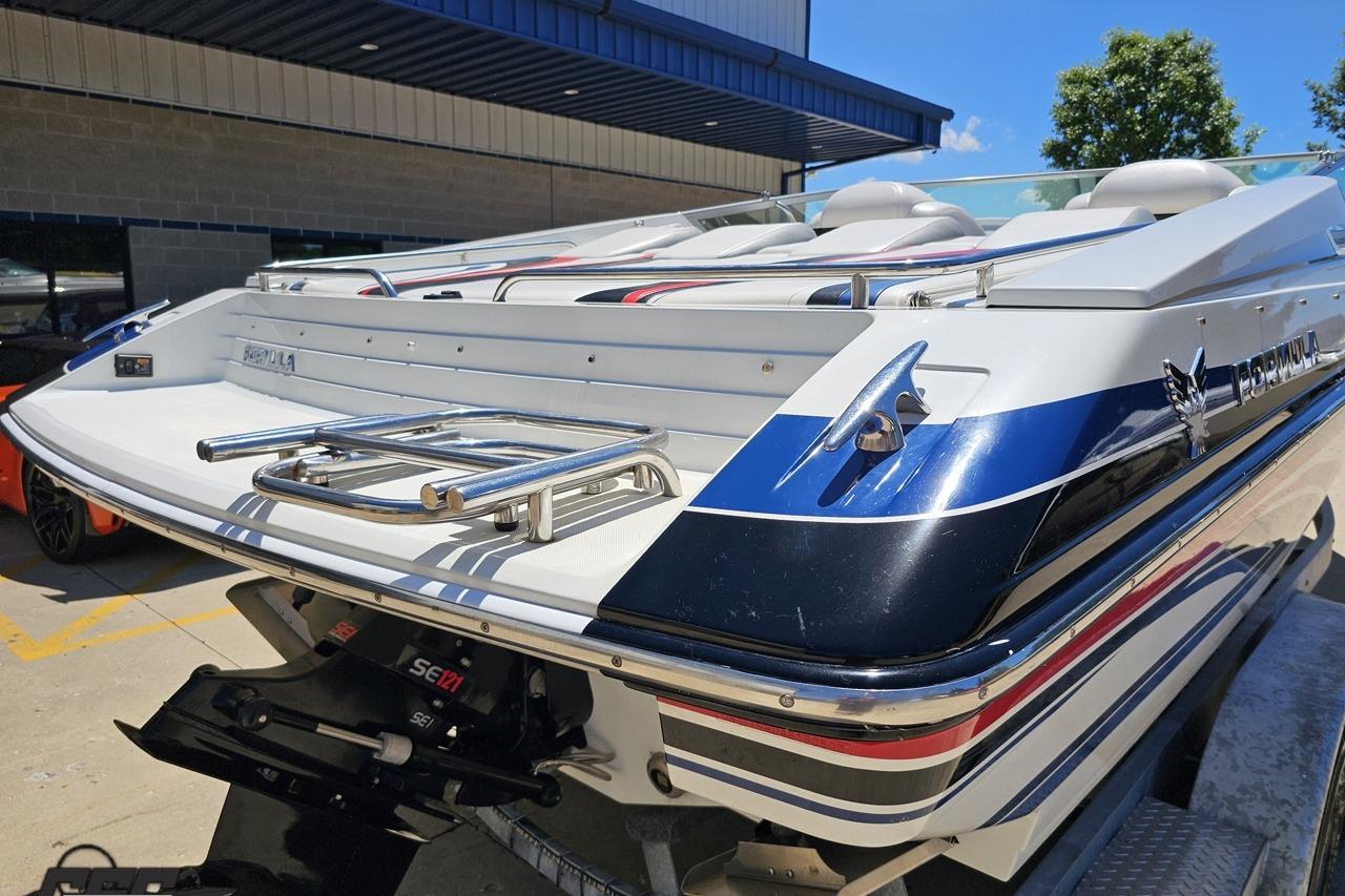 2005 Formula 271 FASTech boat with sleek design and vibrant blue accents.
