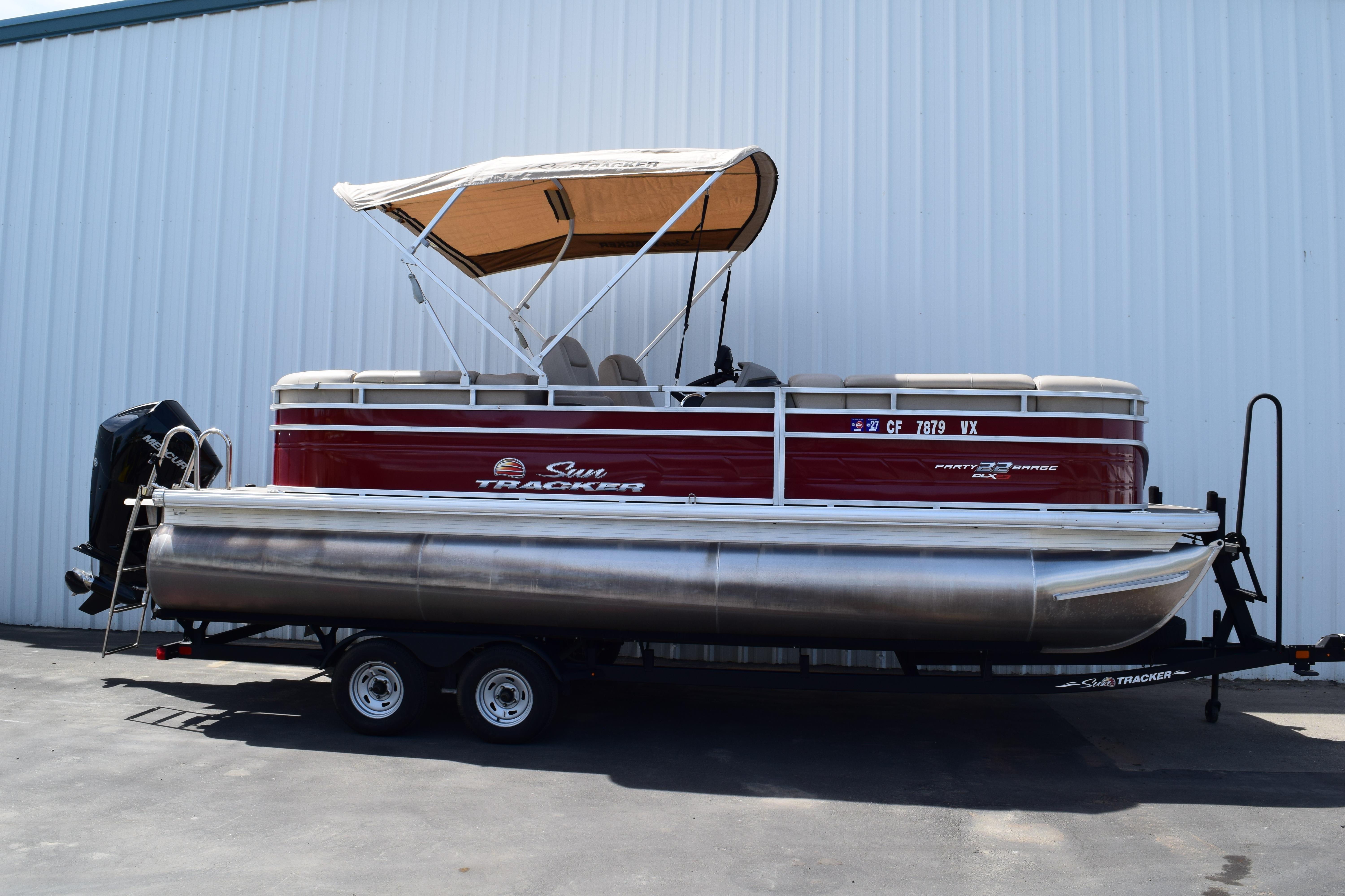 2025 Sun Tracker Party Barge 22 XP3