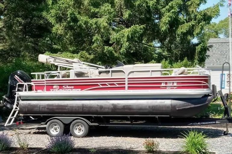 2021 Sun Tracker Party Barge 20 DLX